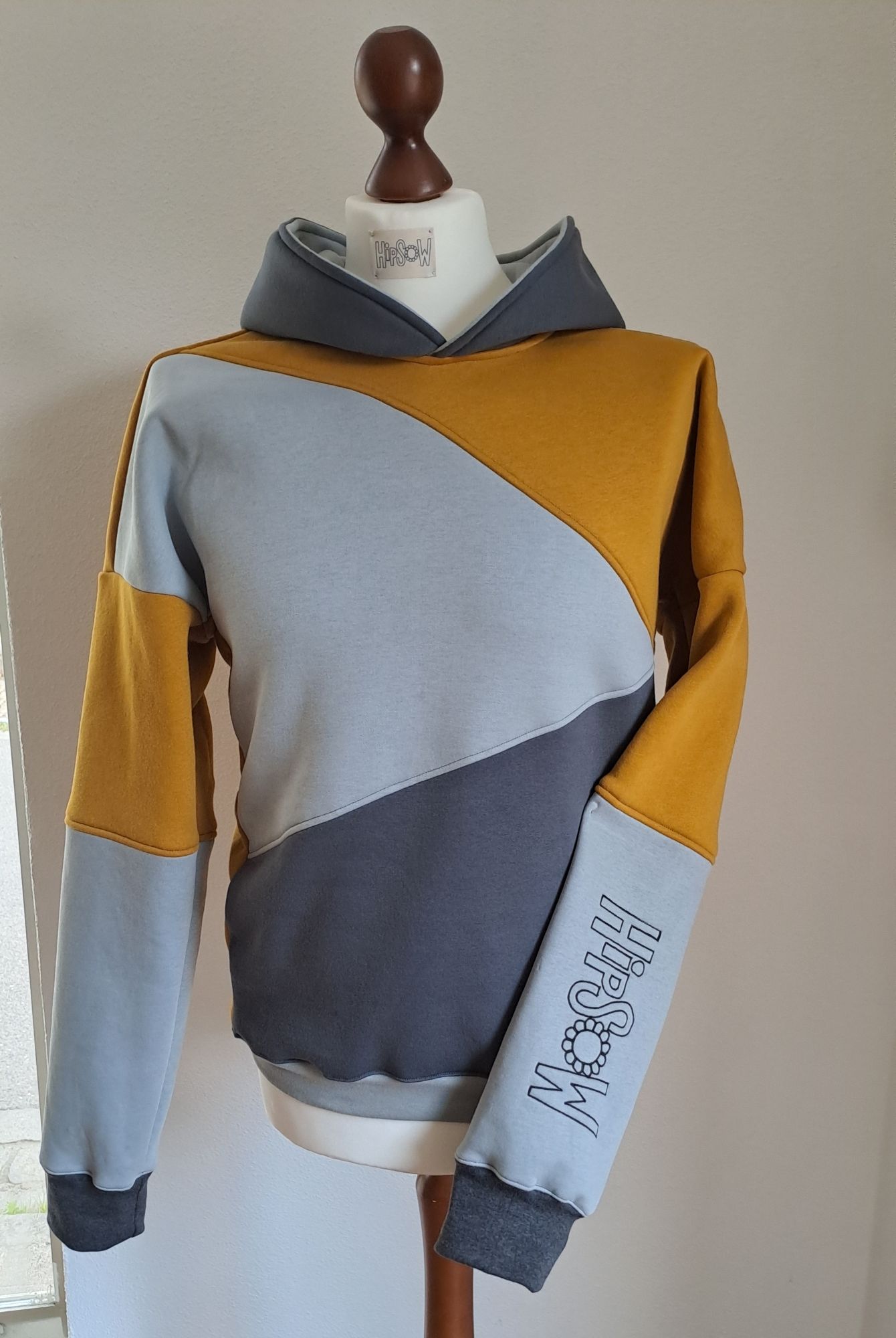 Persönlicher Hoodie von HipSoW - Meine Hoodies gestalte ich zusammen mit den Kunden nach Wunsch und so versuche ich allen…