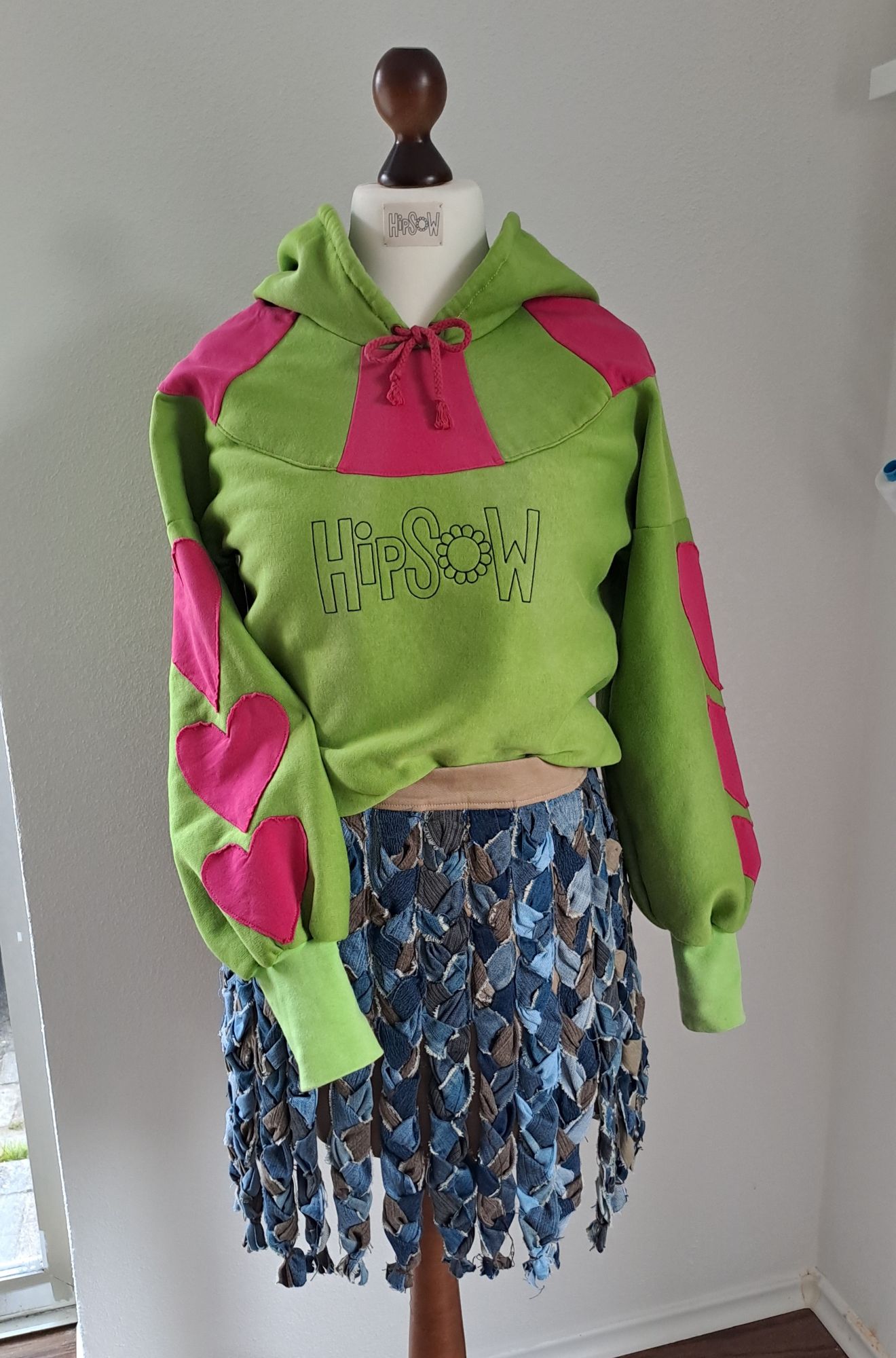 Persönlicher Hoodie von HipSoW - Meine Hoodies gestalte ich zusammen mit den Kunden nach Wunsch und so versuche ich allen…