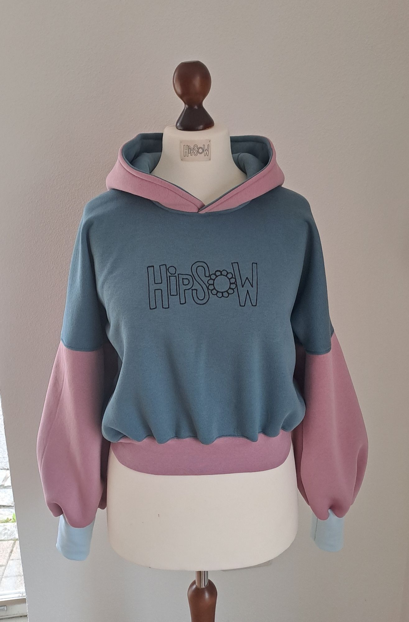 Persönlicher Hoodie von HipSoW - Meine Hoodies gestalte ich zusammen mit den Kunden nach Wunsch und so versuche ich allen…