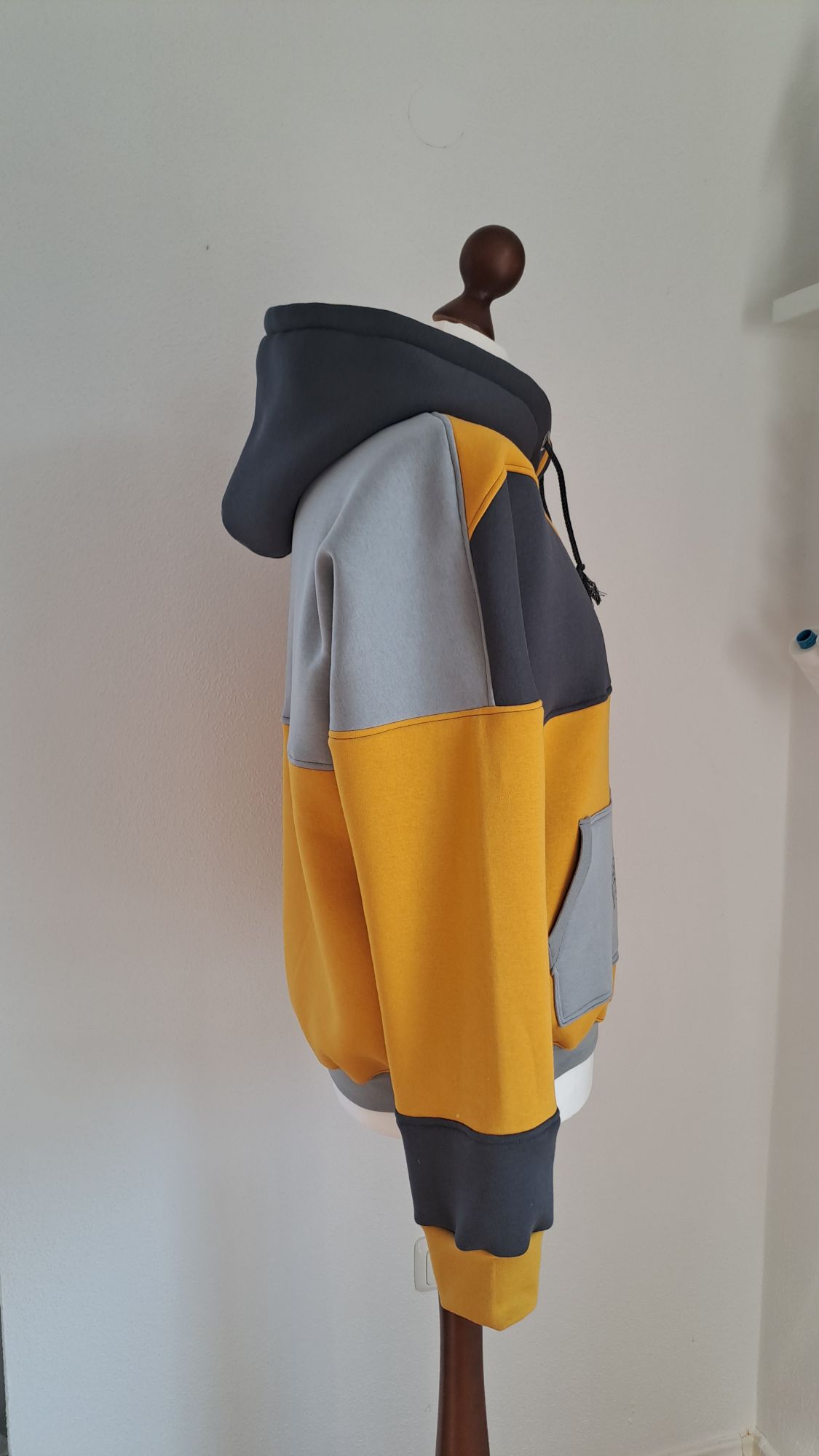 Hoodie auf Büste in Gelbtönen Seitenansicht