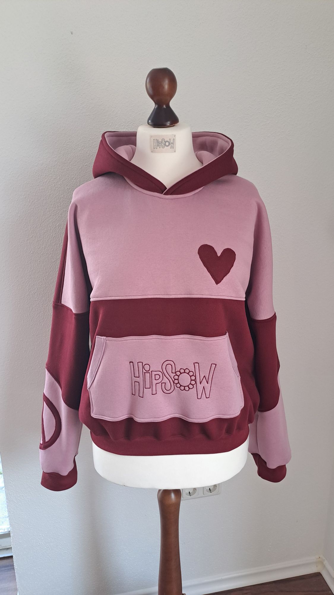 Persönlicher Hoodie von HipSoW - Meine Hoodies gestalte ich zusammen mit den Kunden nach Wunsch und so versuche ich allen…