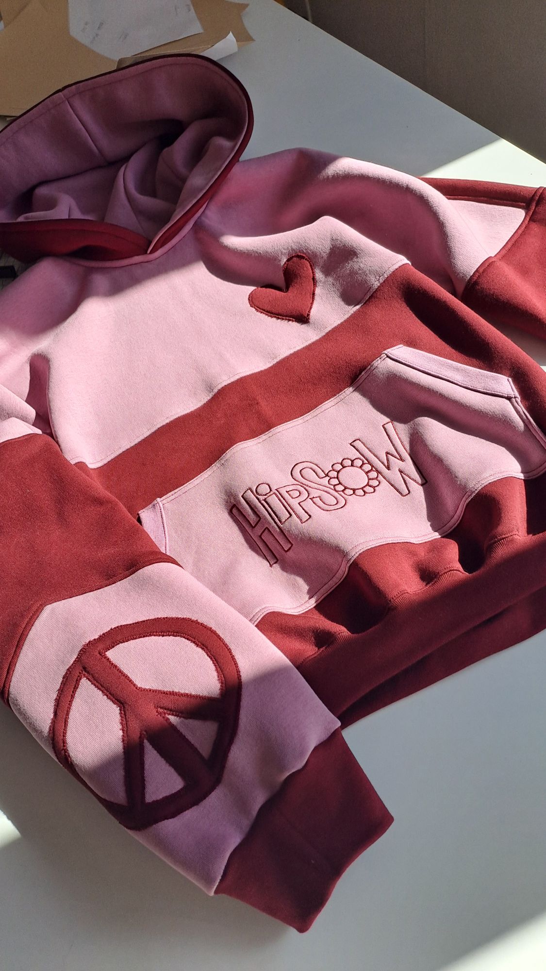 Hoodie liegend in Sonne mit Peace Zeichen