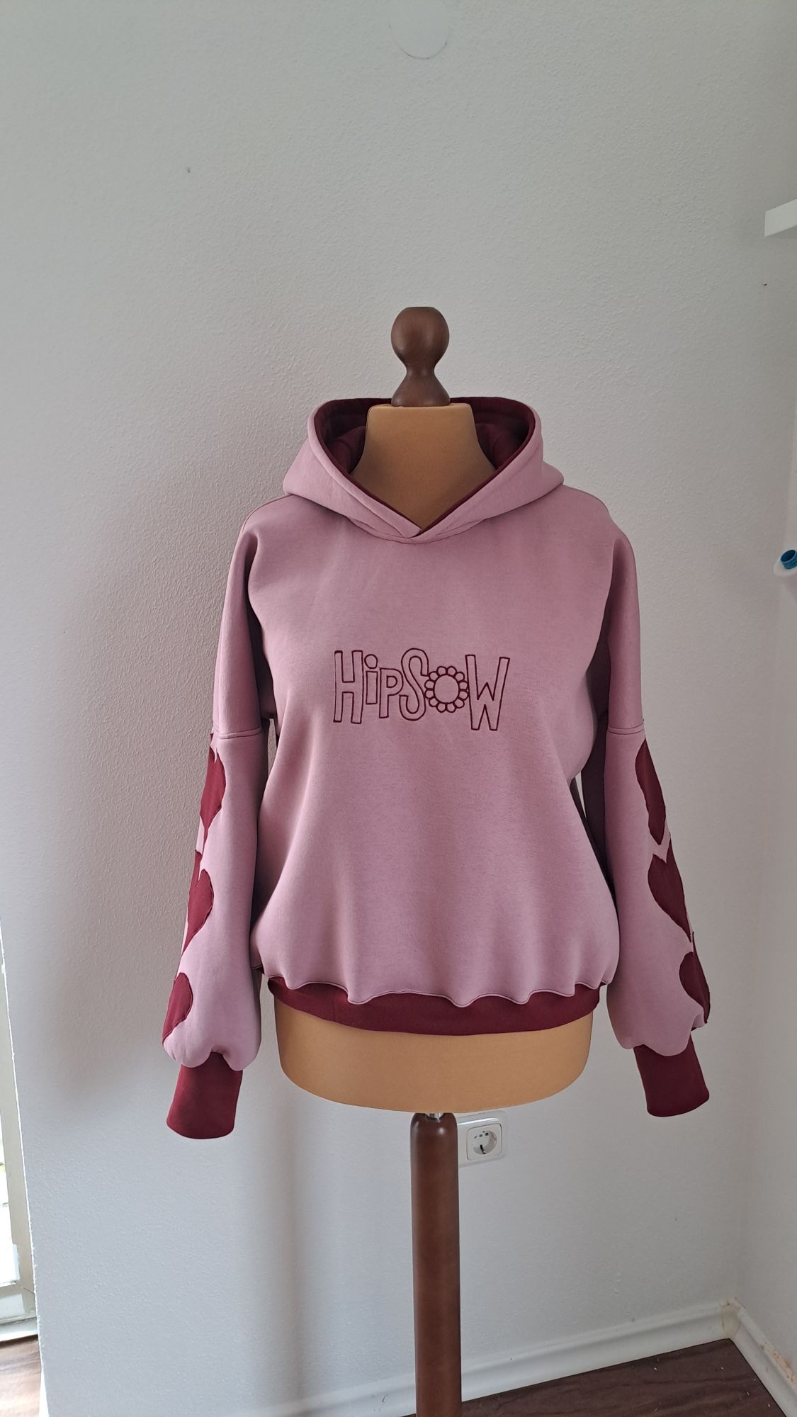Persönlicher Hoodie von HipSoW - Meine Hoodies gestalte ich zusammen mit den Kunden nach Wunsch und so versuche ich allen…