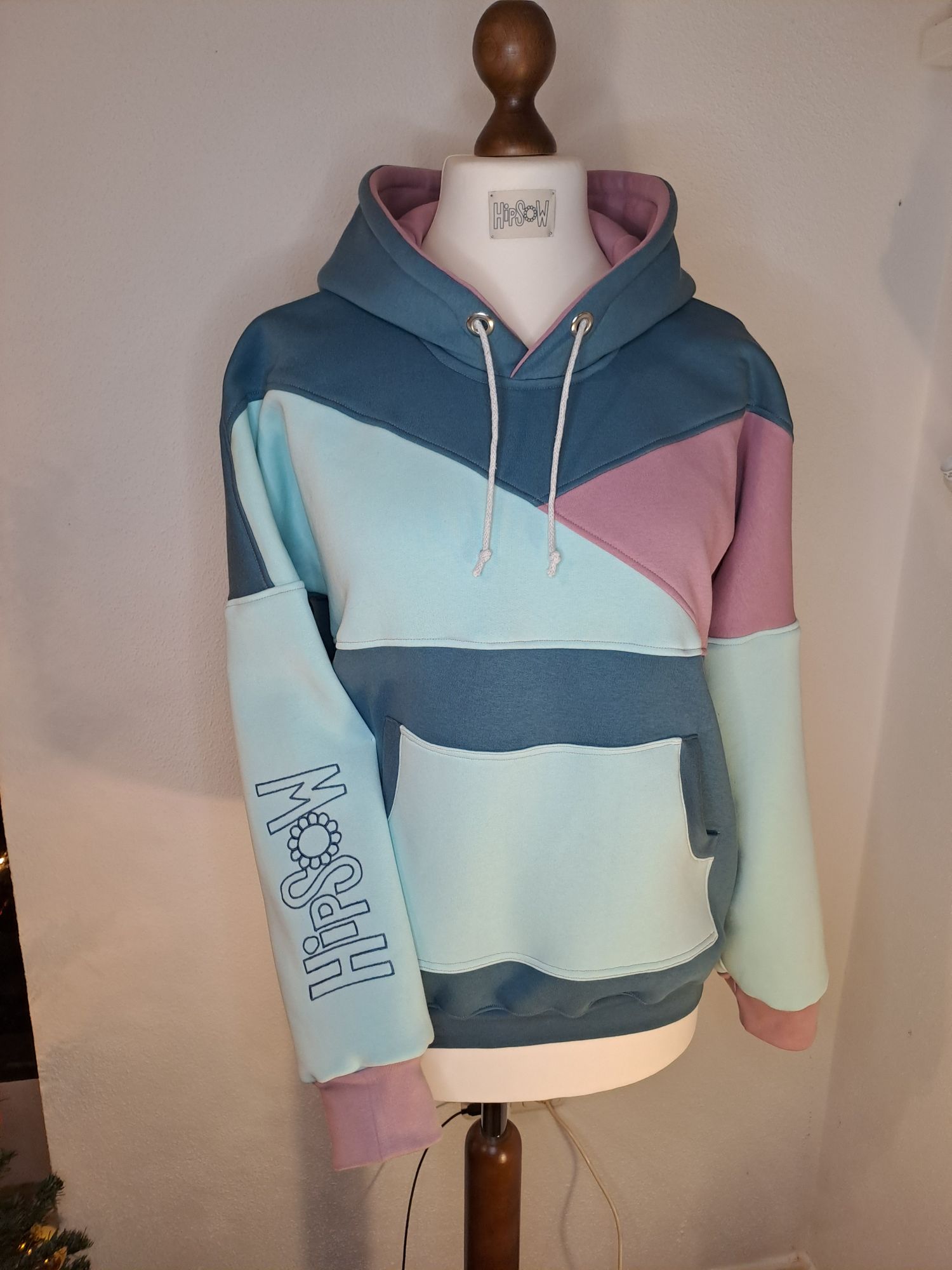 HipSoW Hoodie auf Büste mit Stickerei