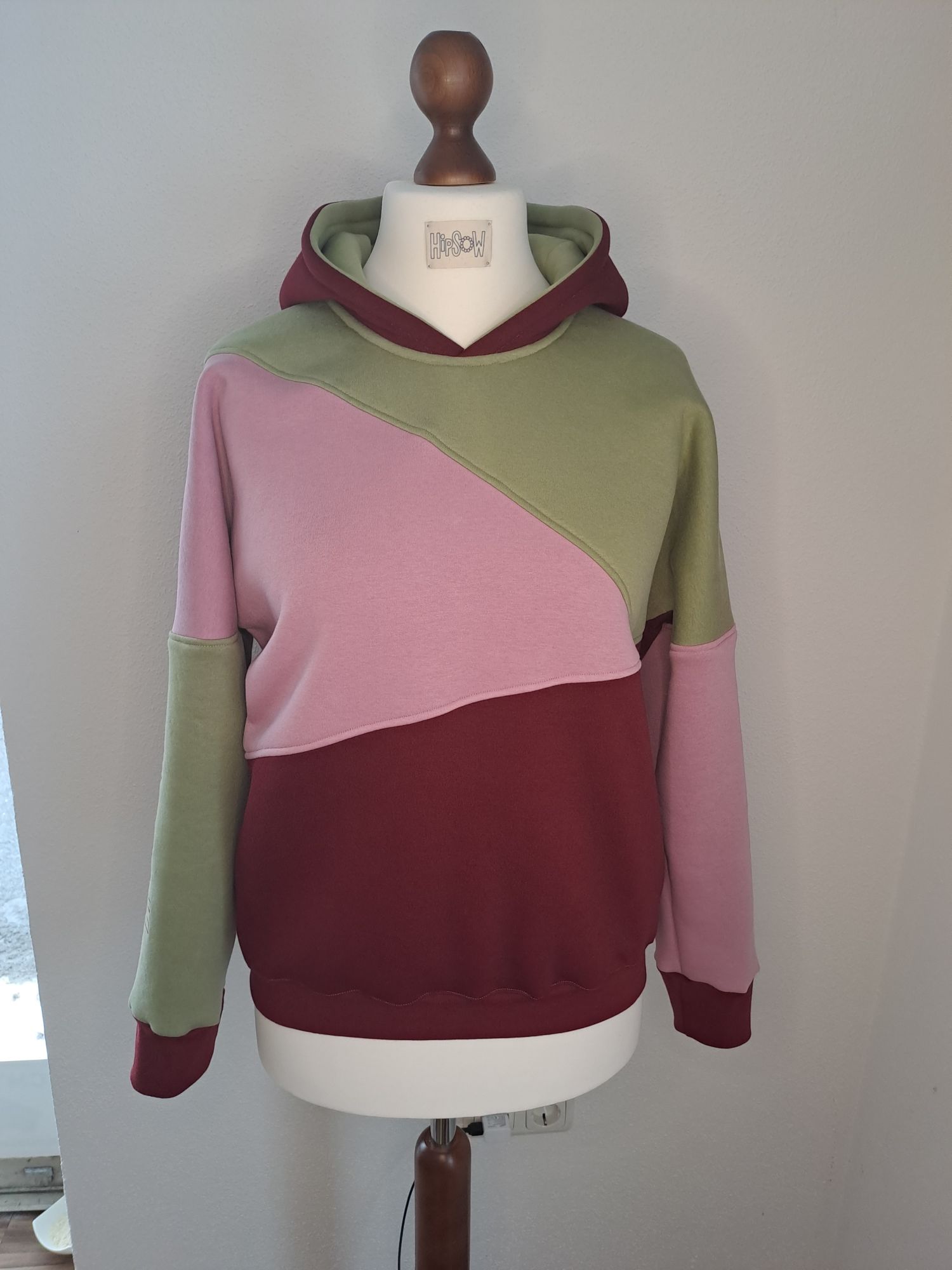 Persönlicher Hoodie von HipSoW - Meine Hoodies gestalte ich zusammen mit den Kunden nach Wunsch und so versuche ich allen…