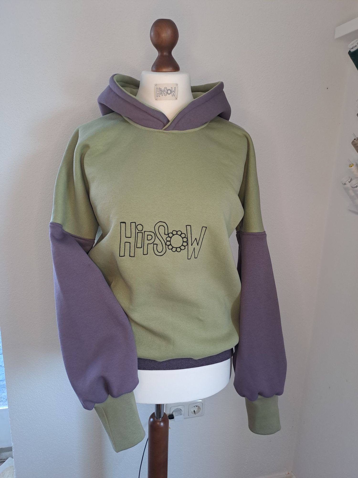 Persönlicher Hoodie von HipSoW - Meine Hoodies gestalte ich zusammen mit den Kunden nach Wunsch und so versuche ich allen…