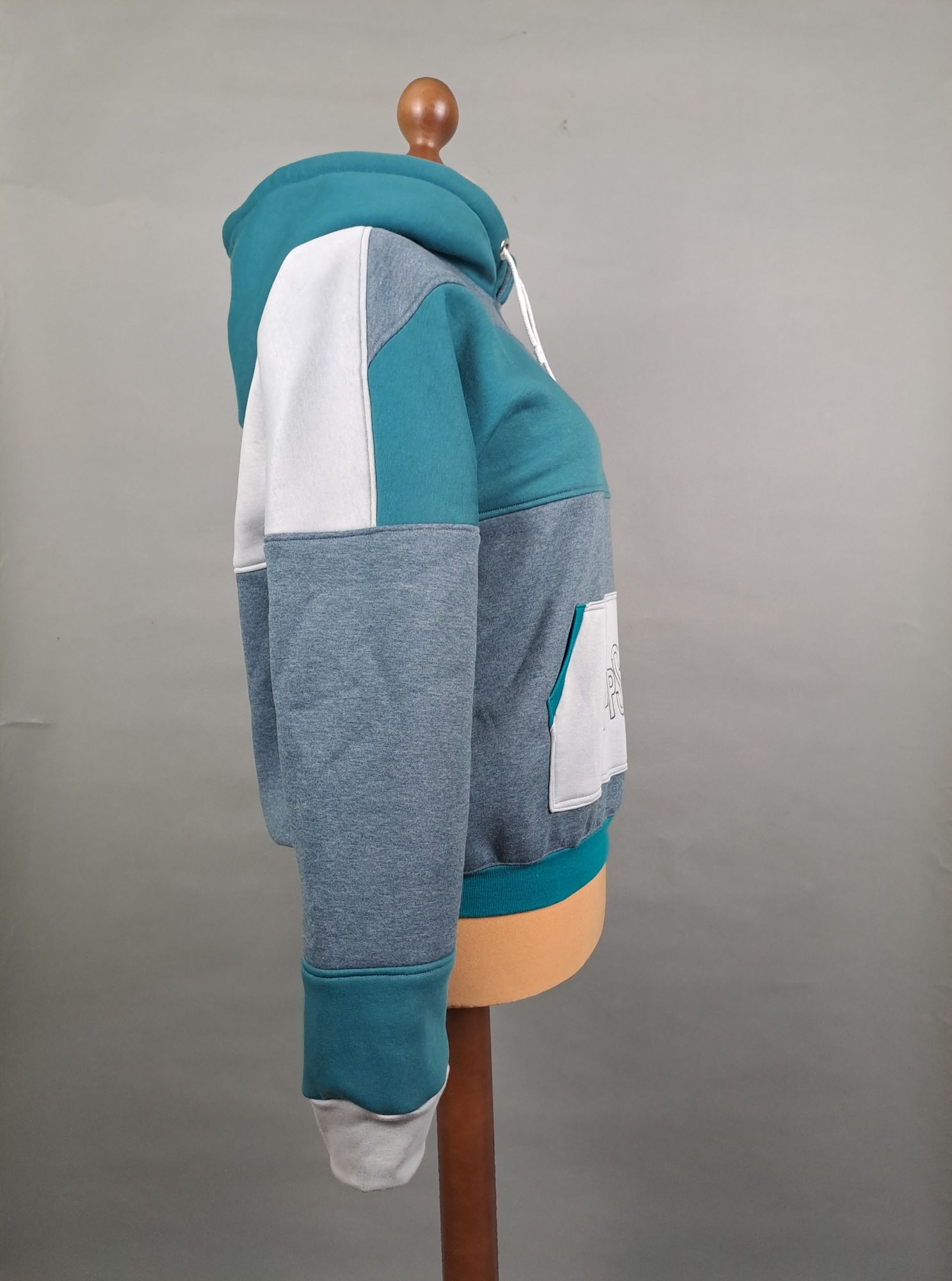 Hoodie auf Büste in Blautönen Seitenansicht