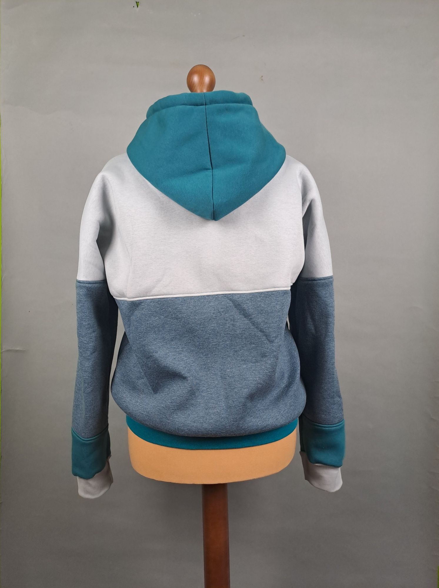 Hoodie auf Büste in Blautönen Rücken
