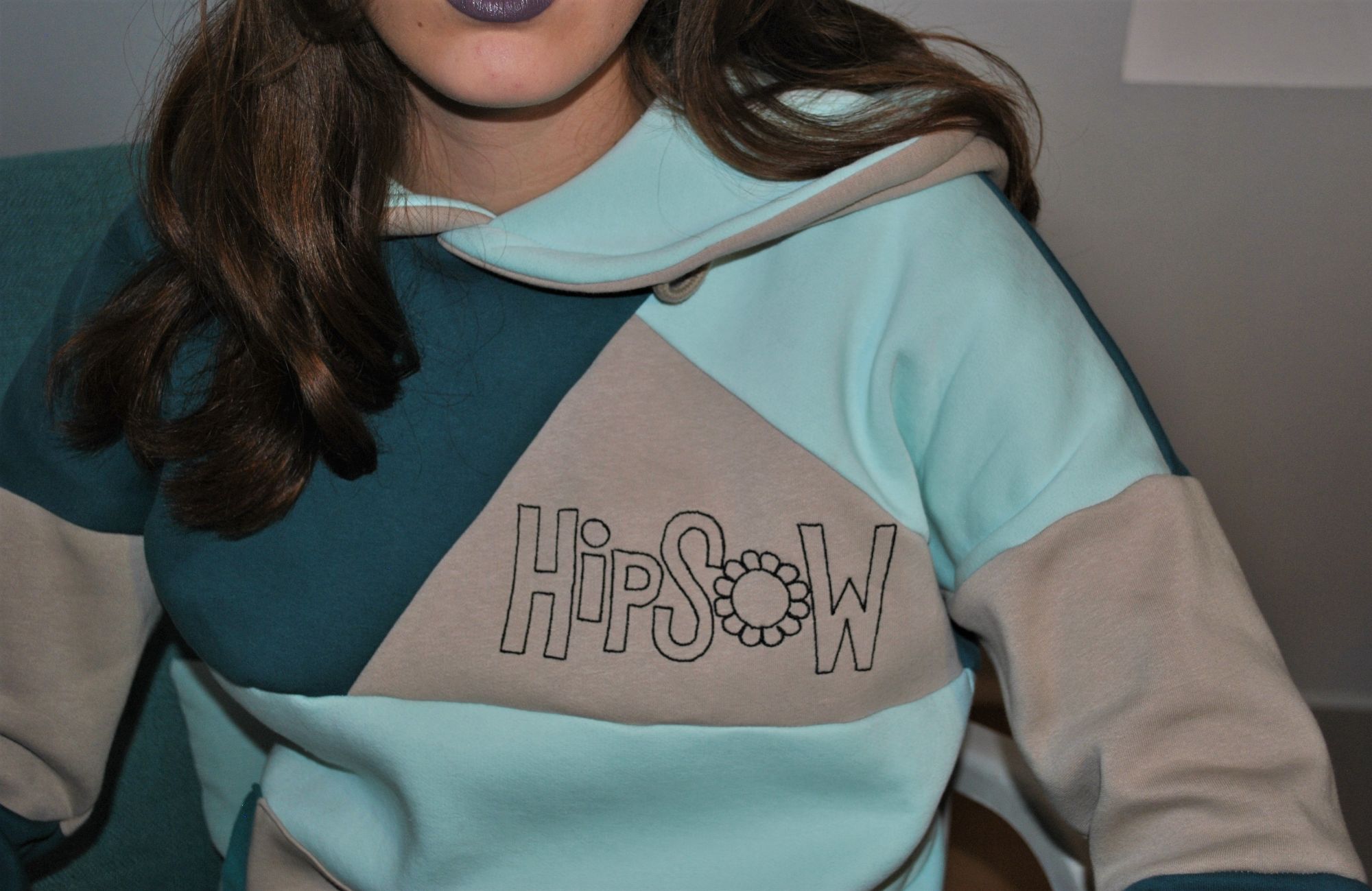 Model mit HipSoW Hoodie in blautönen
