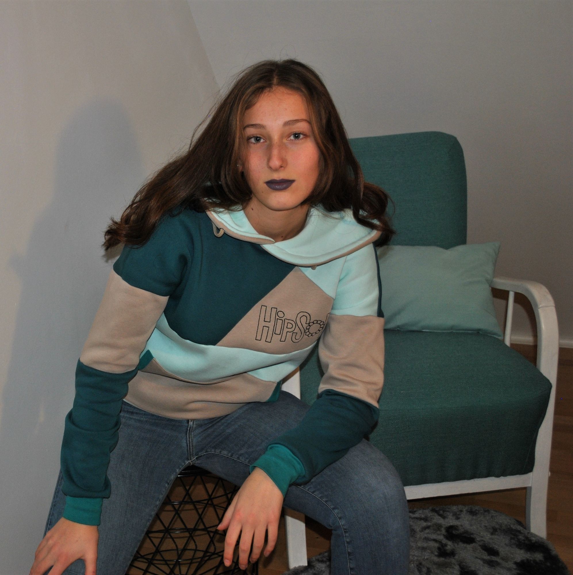 Model mit HipSoW Hoodie in blautönen
