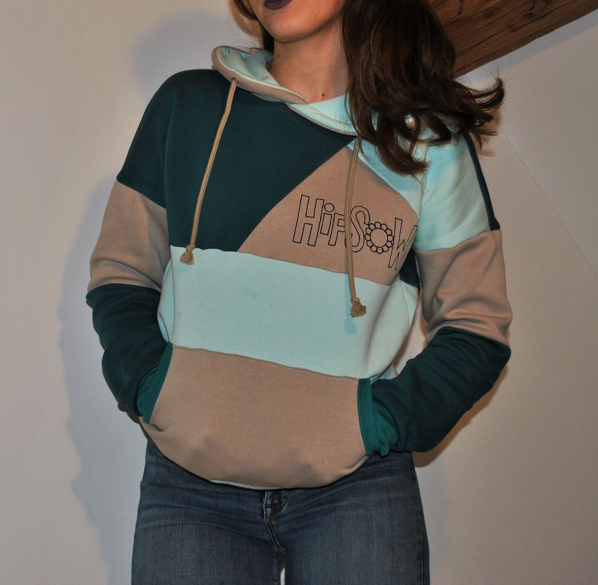 Hoodie an Model mit Logostickerei