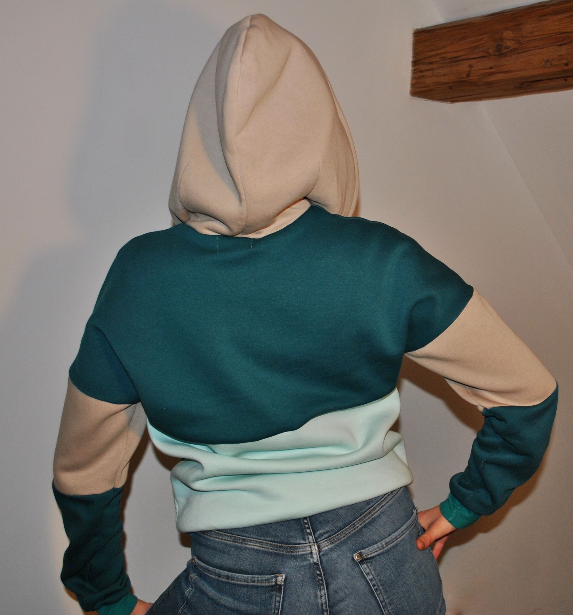 Model mit HipSoW Hoodie in blautönen