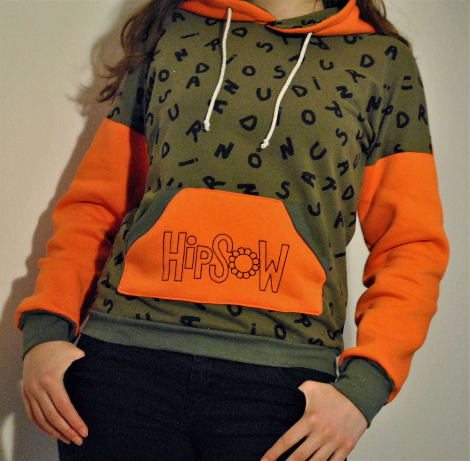 Persönlicher Hoodie von HipSoW - Meine Hoodies gestalte ich zusammen mit den Kunden nach Wunsch und so versuche ich allen…