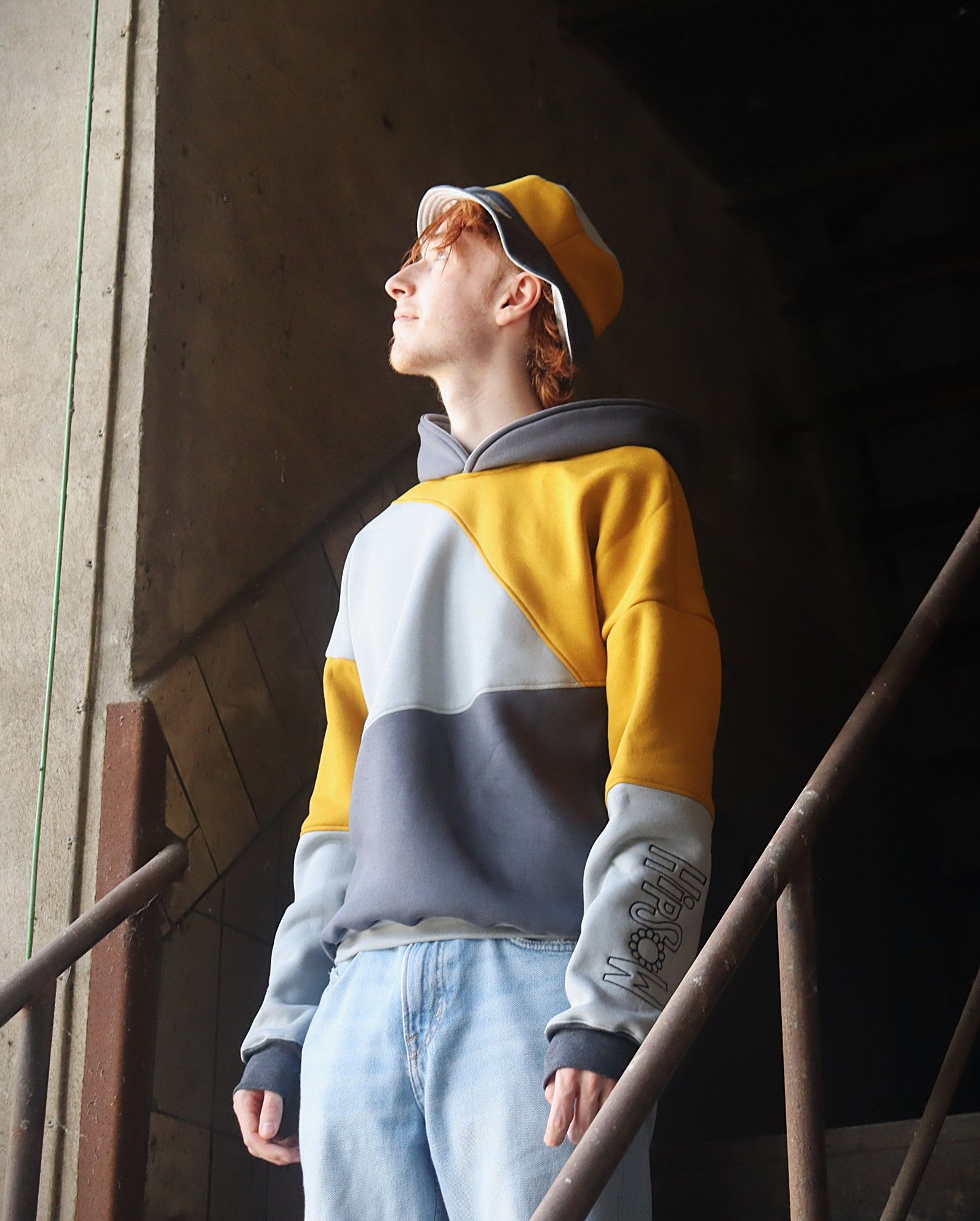 getragener gelber HipSoW Hoodie