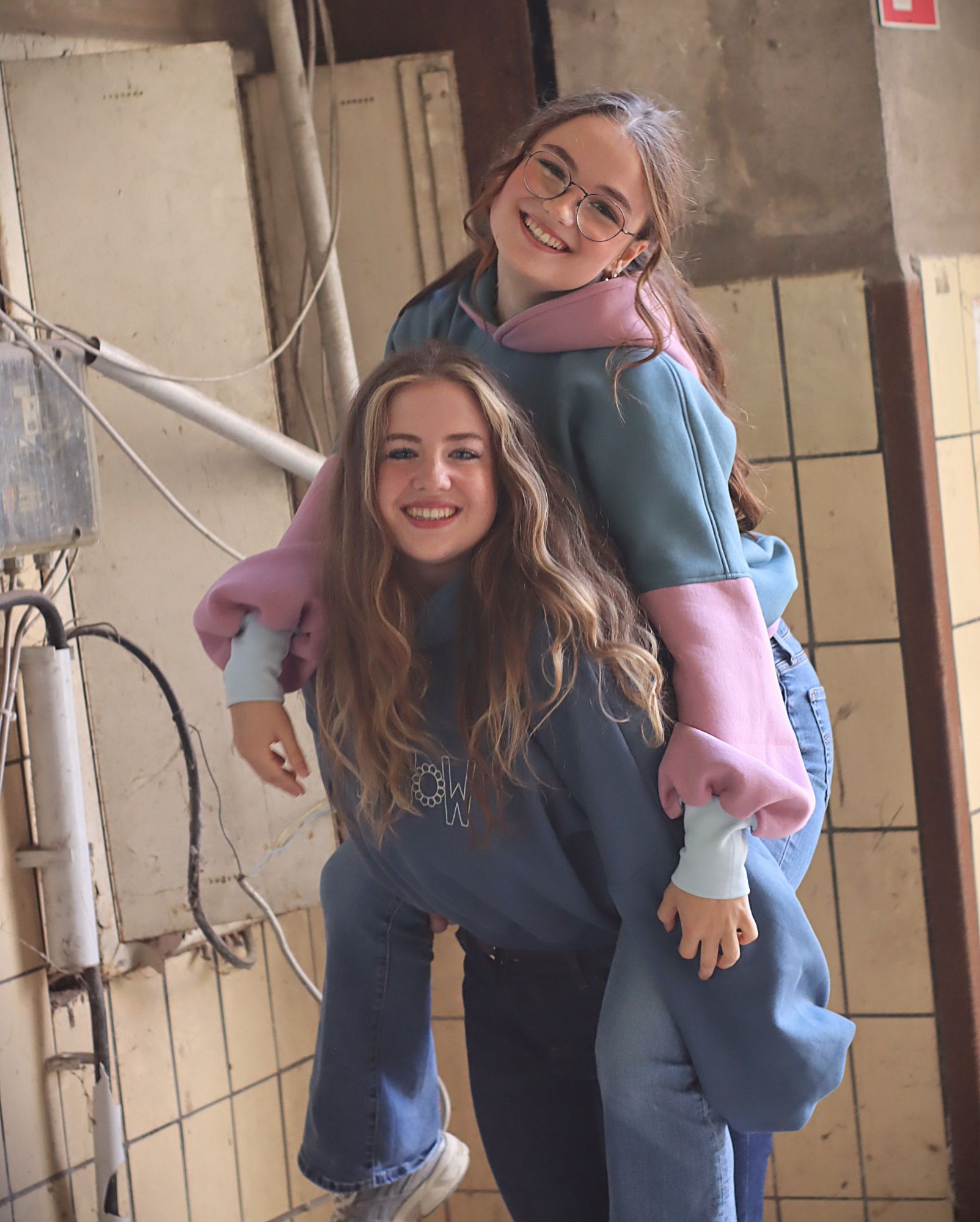 zwei Models mit HipSoW Hoodie in blau
