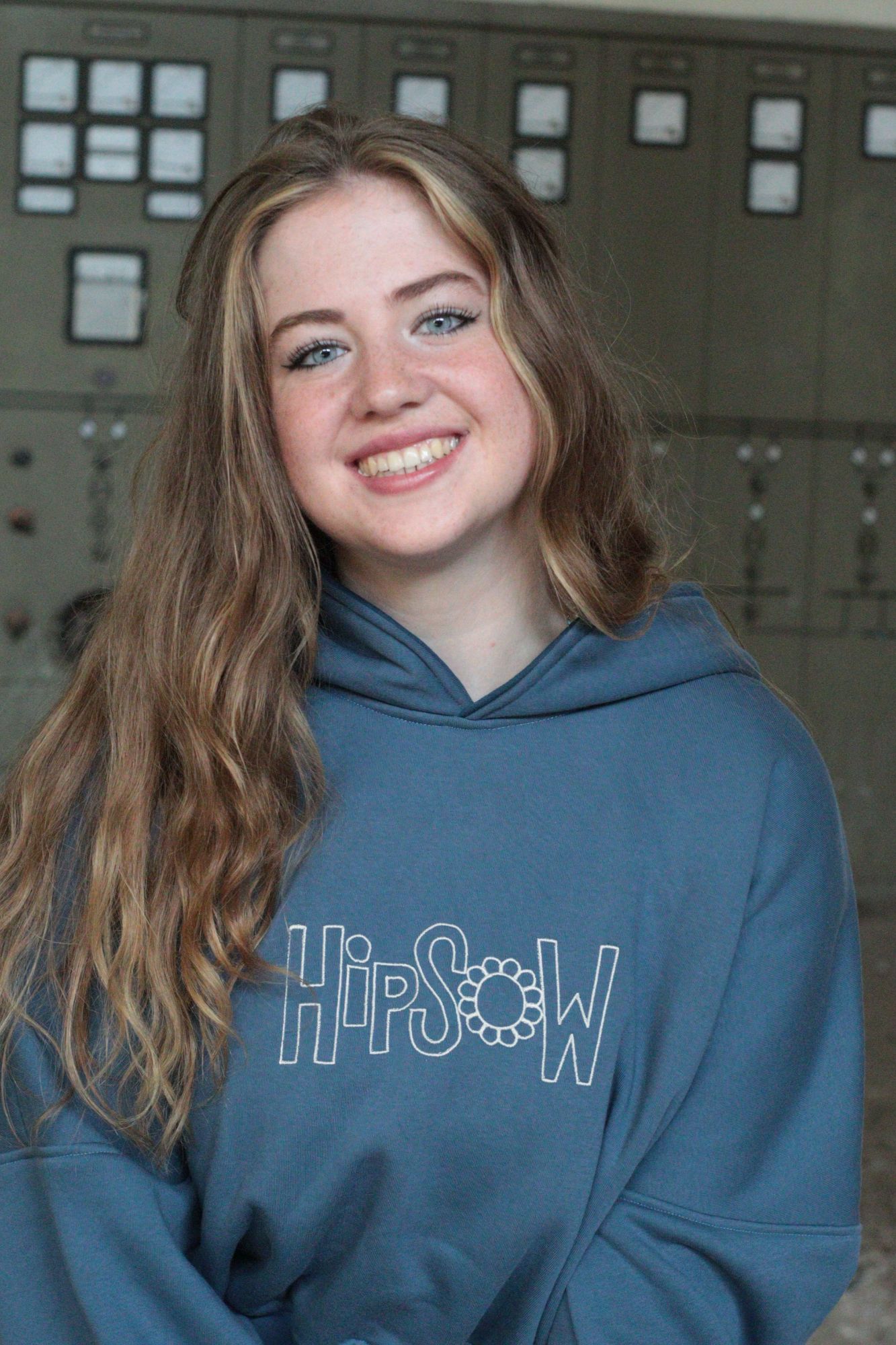 HipSoW Hoodie Model in blau