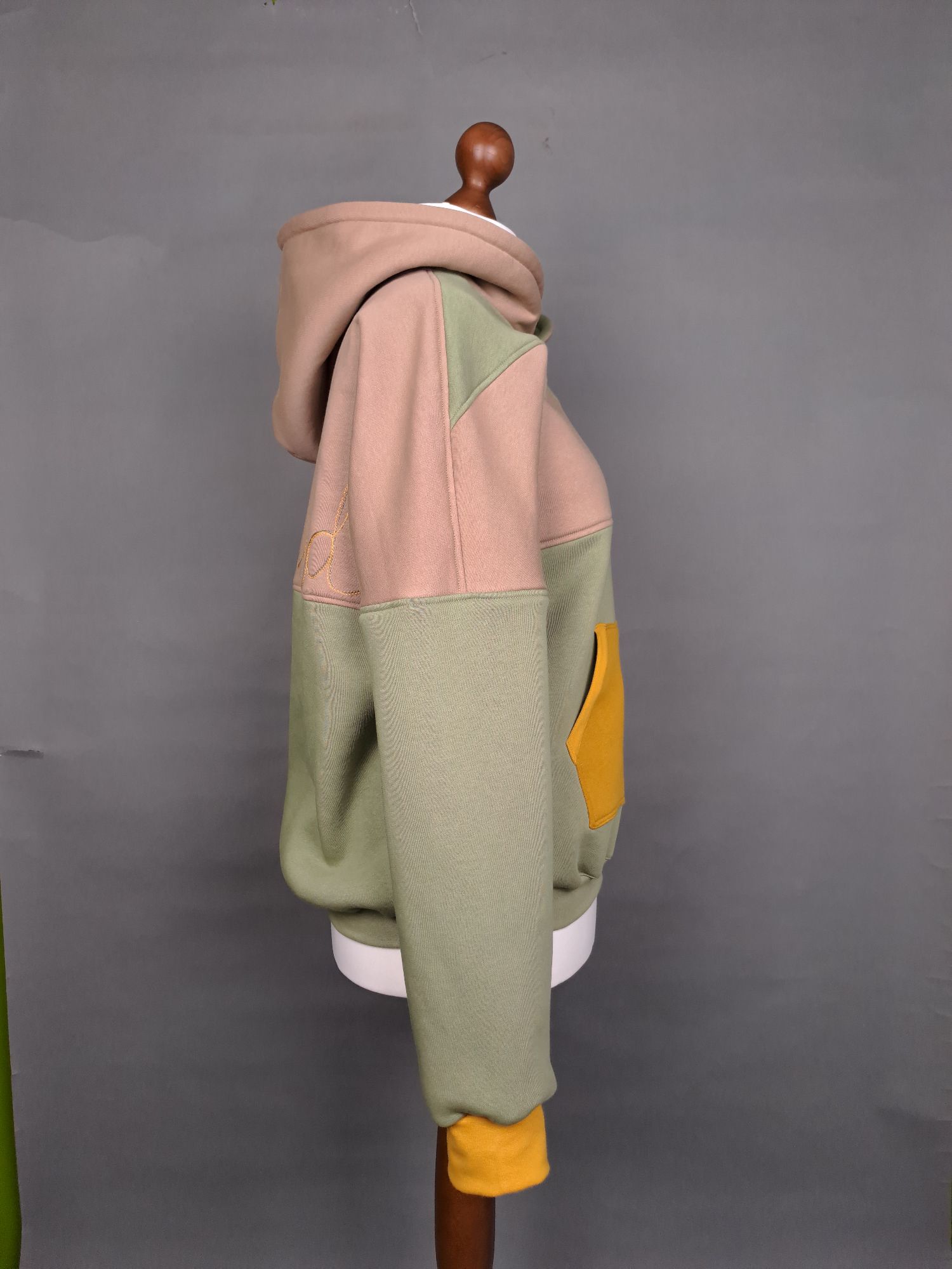 Hoodie auf Büste in grün, beige, gelb