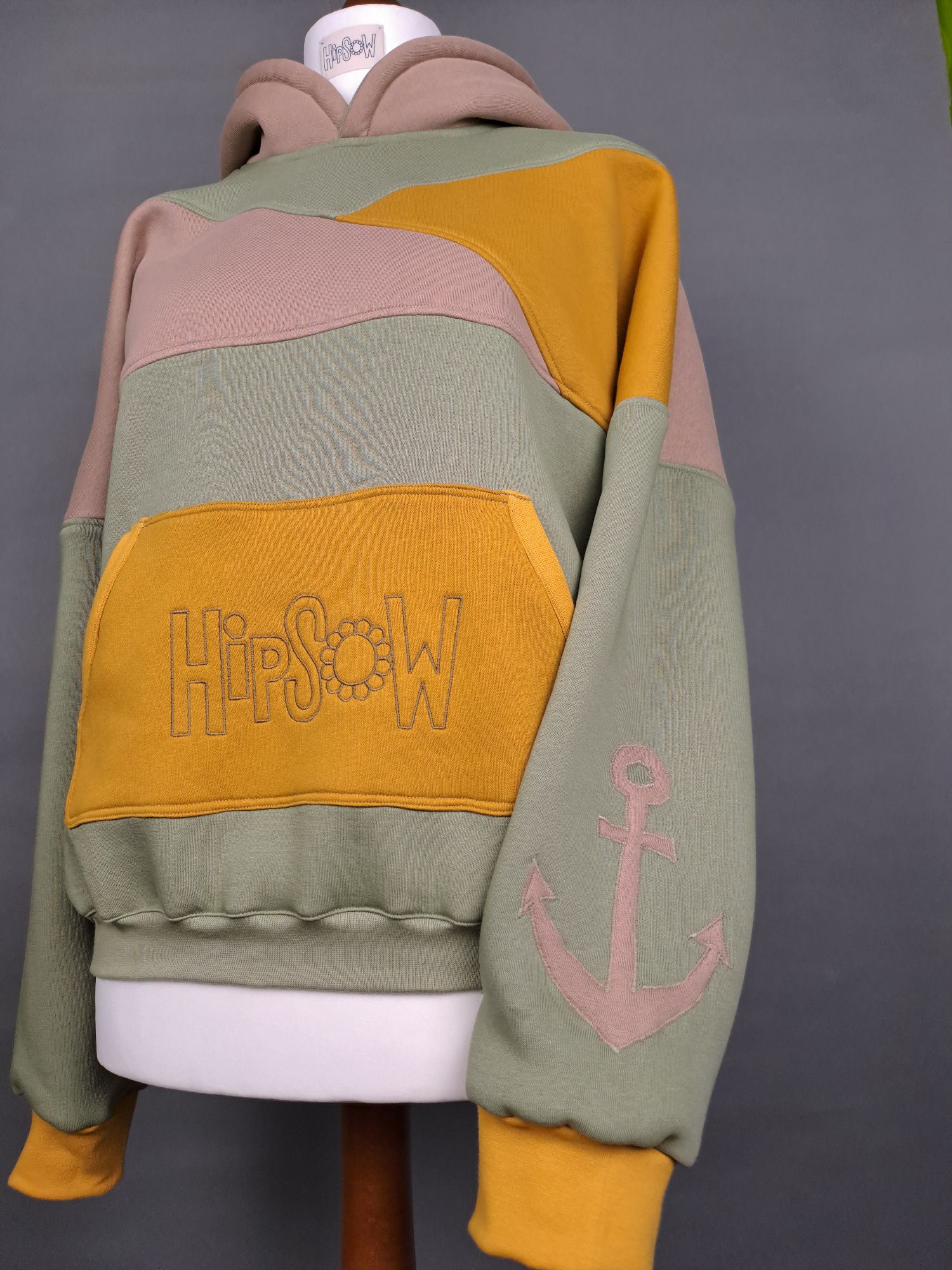 Hoodie auf Büste in grün, beige, gelb