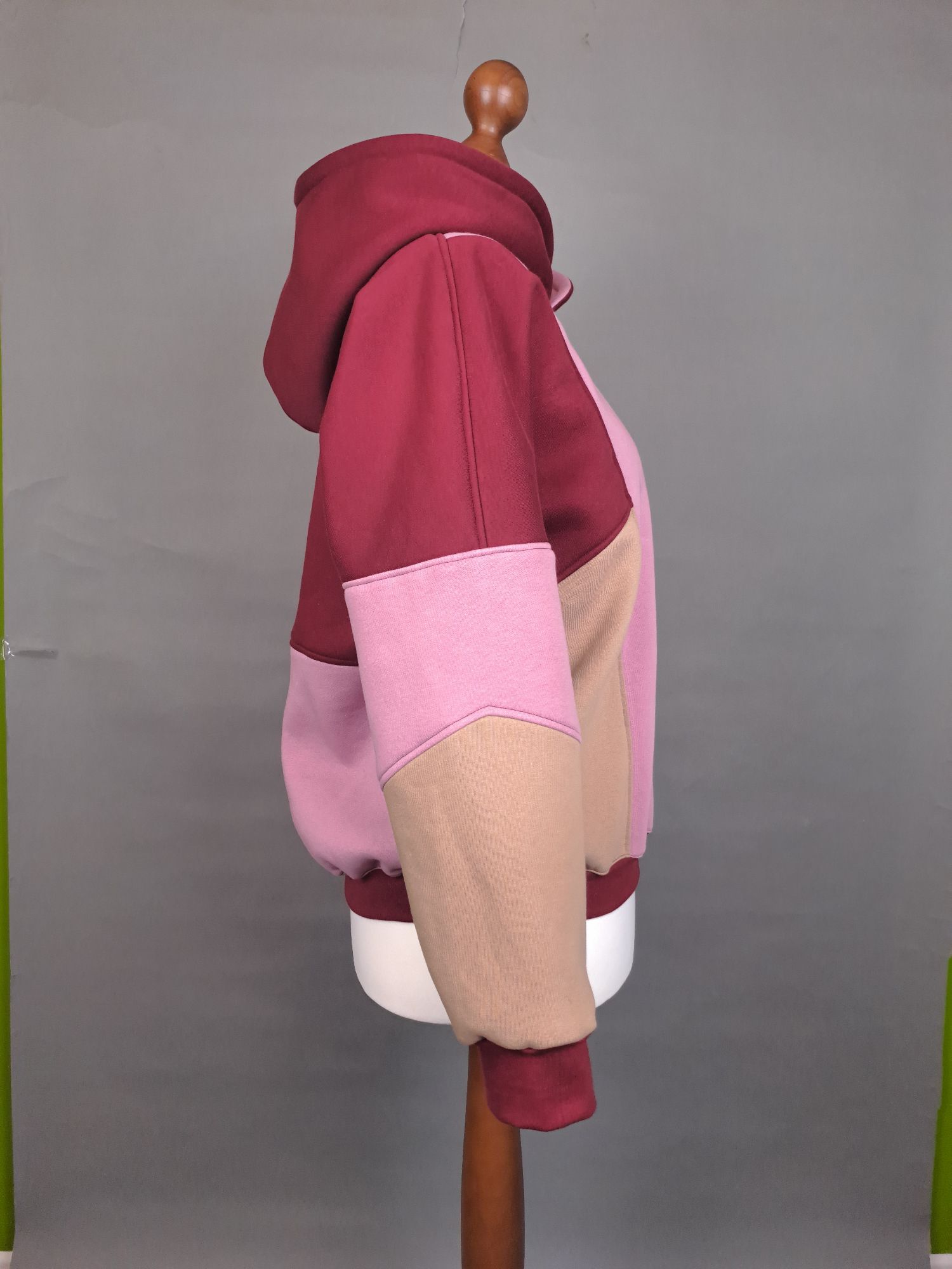 HipSoW Hoodie auf Büste Seitenansicht