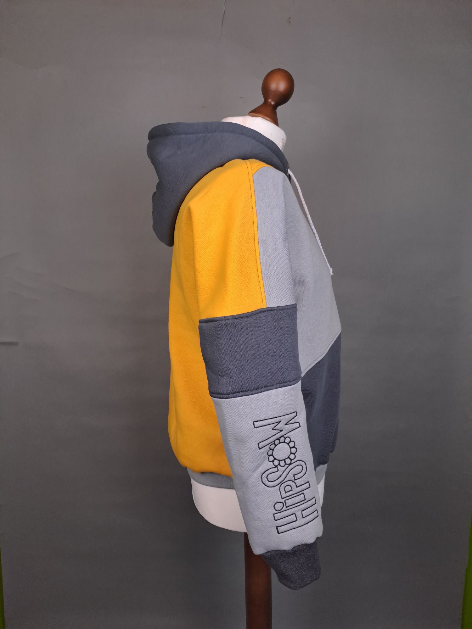 HipSoW Hoodie auf Büste Seitenansicht
