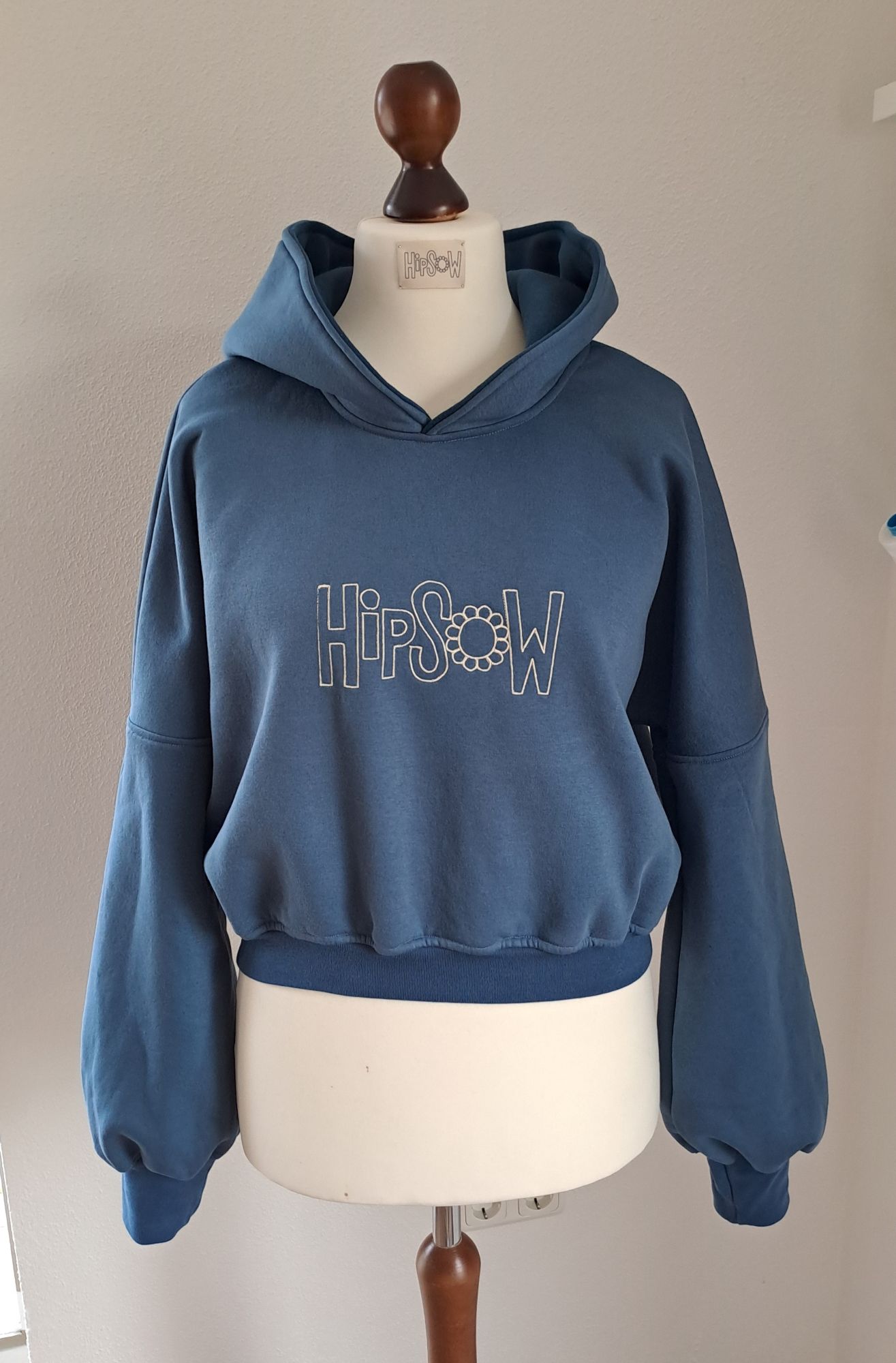 Hoodie auf Schneiderpuppe in jeansblau mit Logostickerei