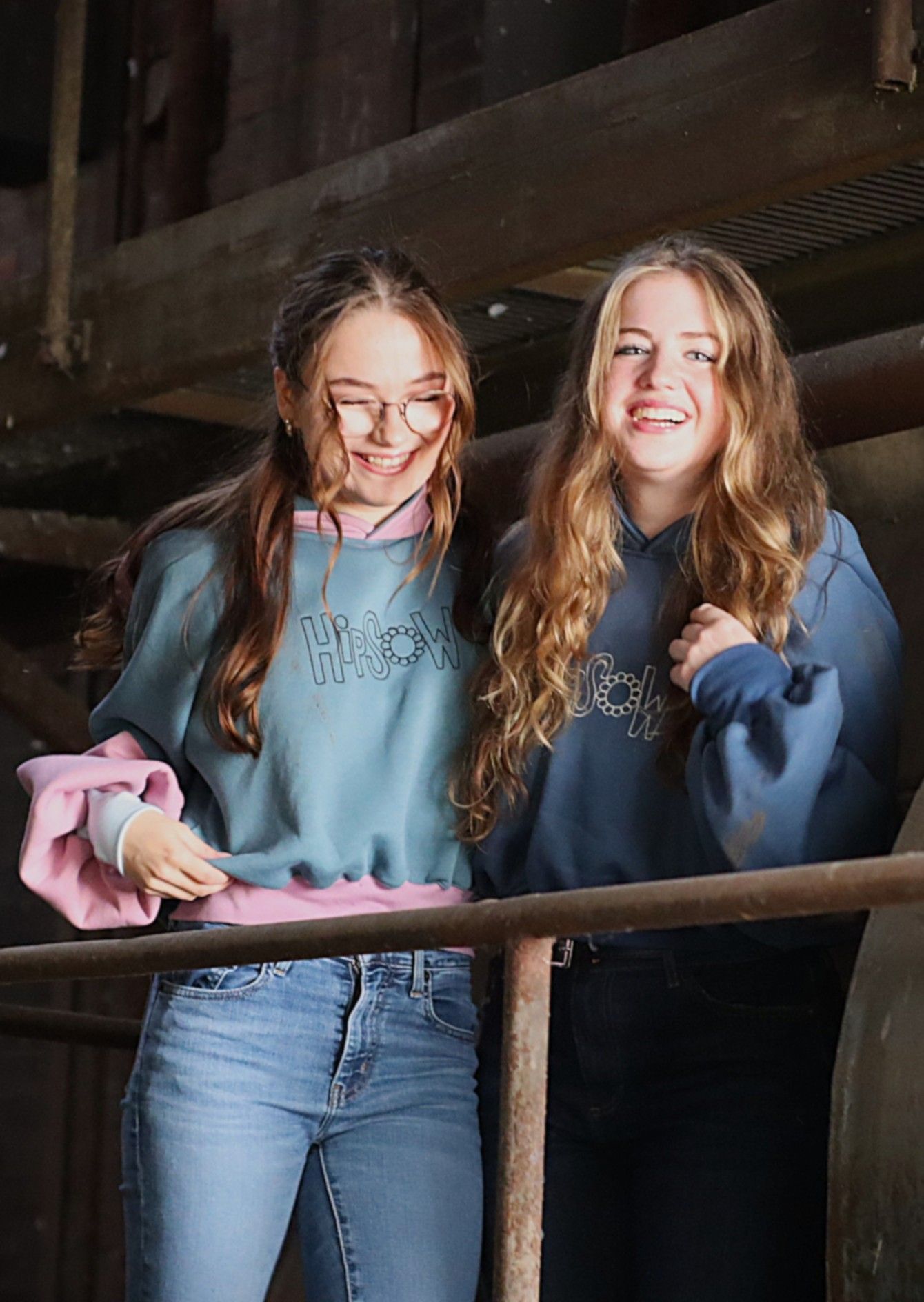 HipSoW Hoodies getragen von zwei Models