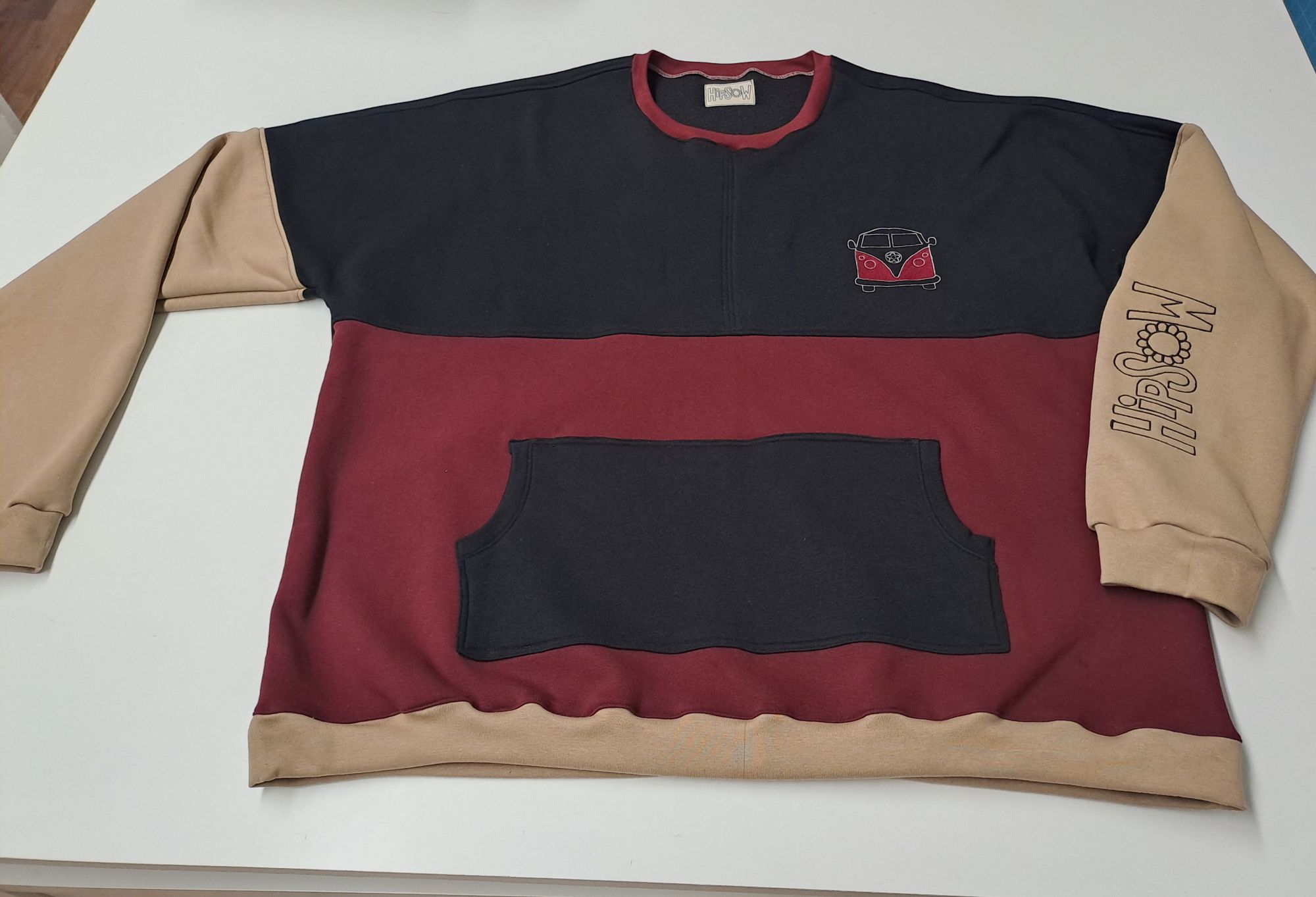 Hoodie auf Schneiderpuppe in rosa und dunkelrot mit Logostickerei