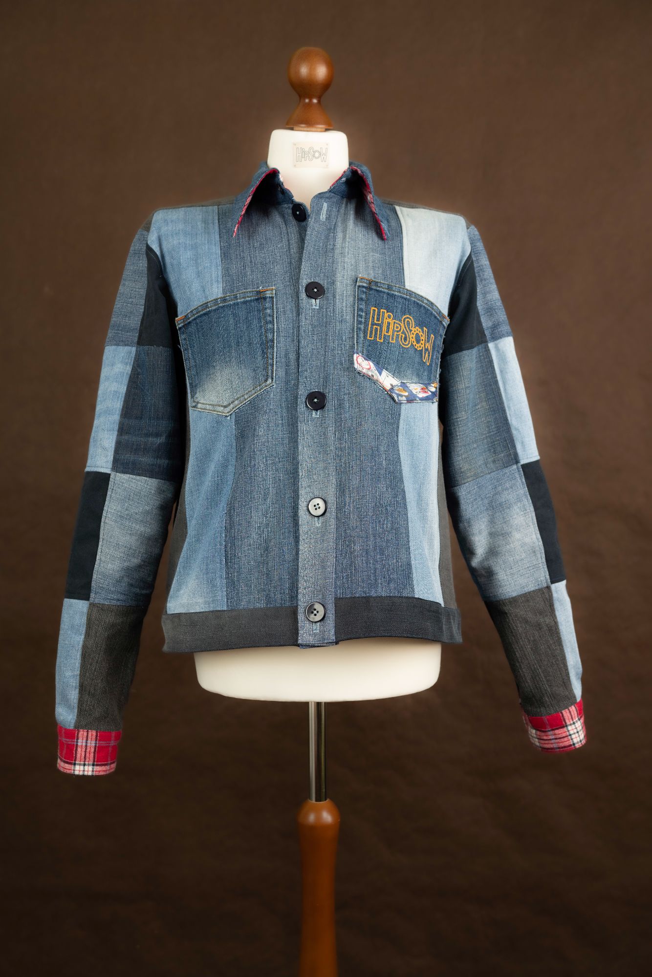 HipSoW Upcycling Jeansjacke auf Büste in Blautönen