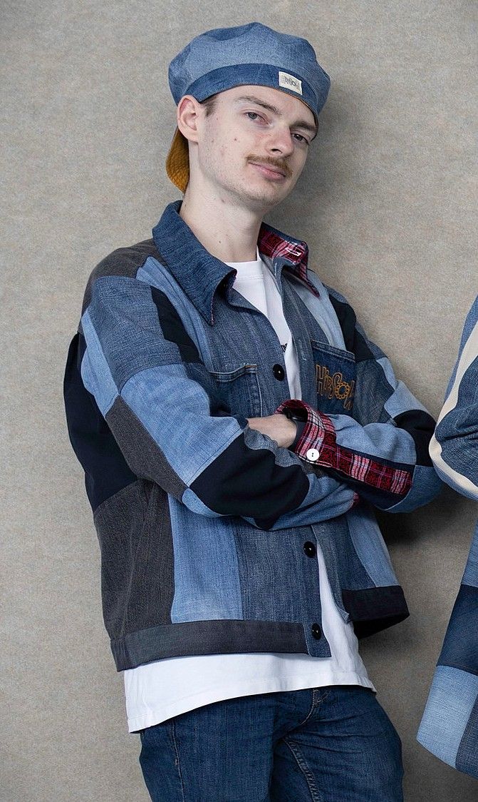 Model mit HipSoW Upcycling Jeansjacke