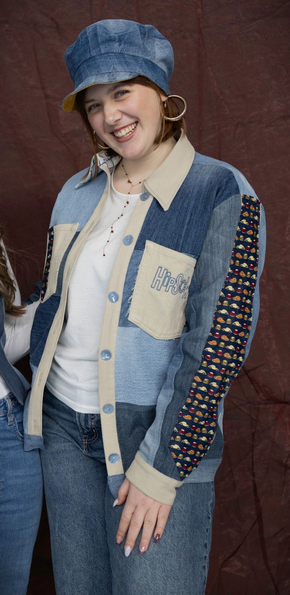 Model mit HipSoW Upcycling Jeansjacke