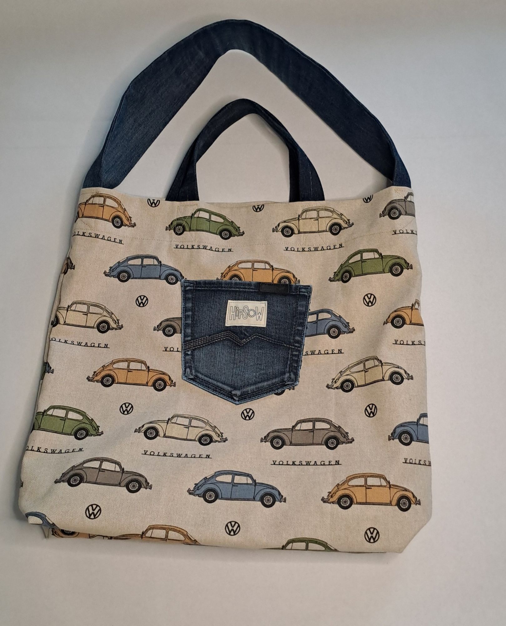 bunte Tragetasche mit Jeans