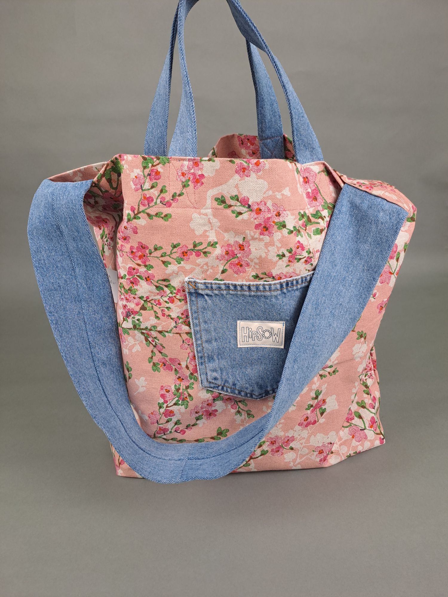bunte Tragetasche mit Jeans, rosa geblümt