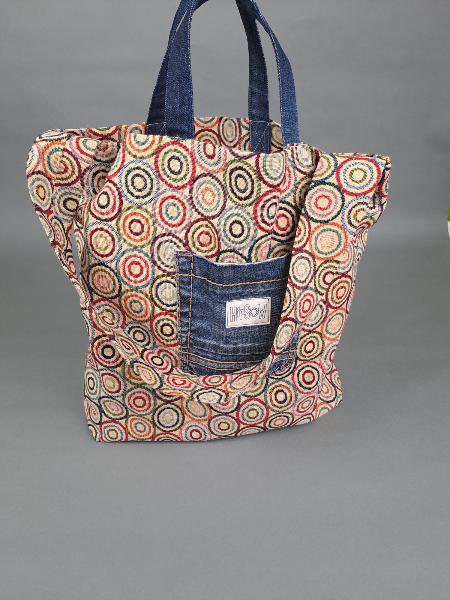 bunte Tragetasche mit Jeans