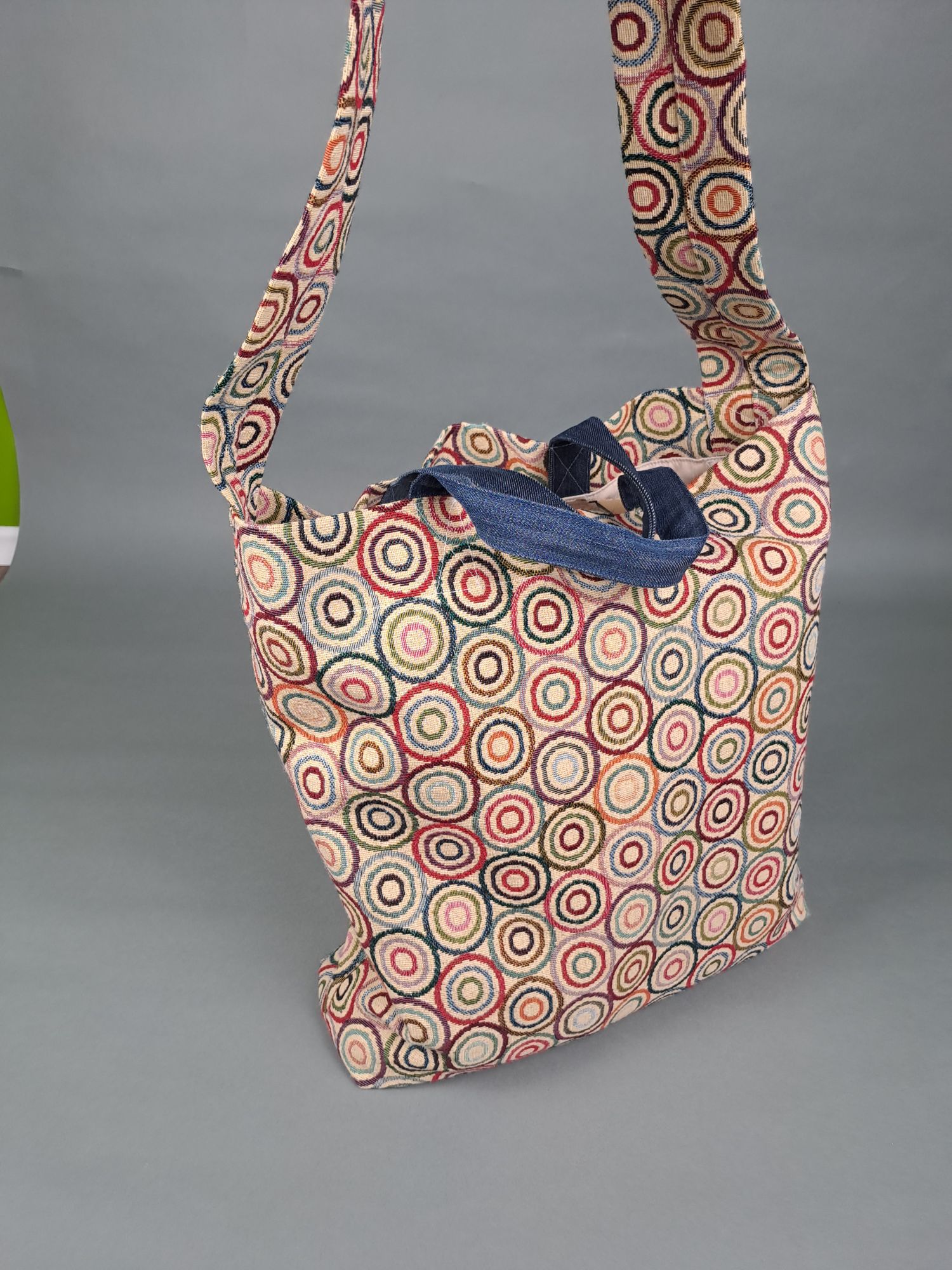 bunte Tragetasche mit Jeans