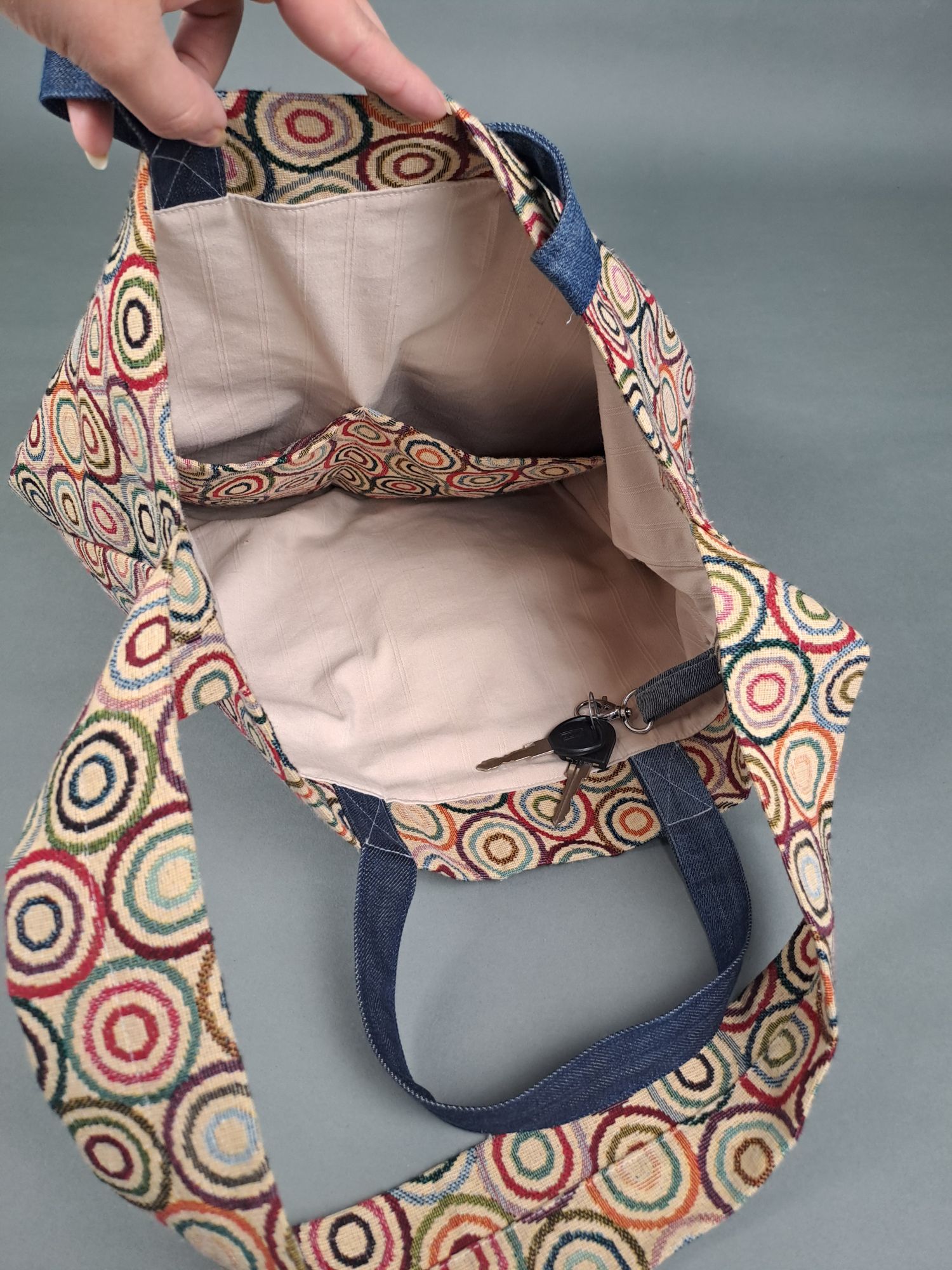 bunte Tragetasche mit Jeans, Innenansicht