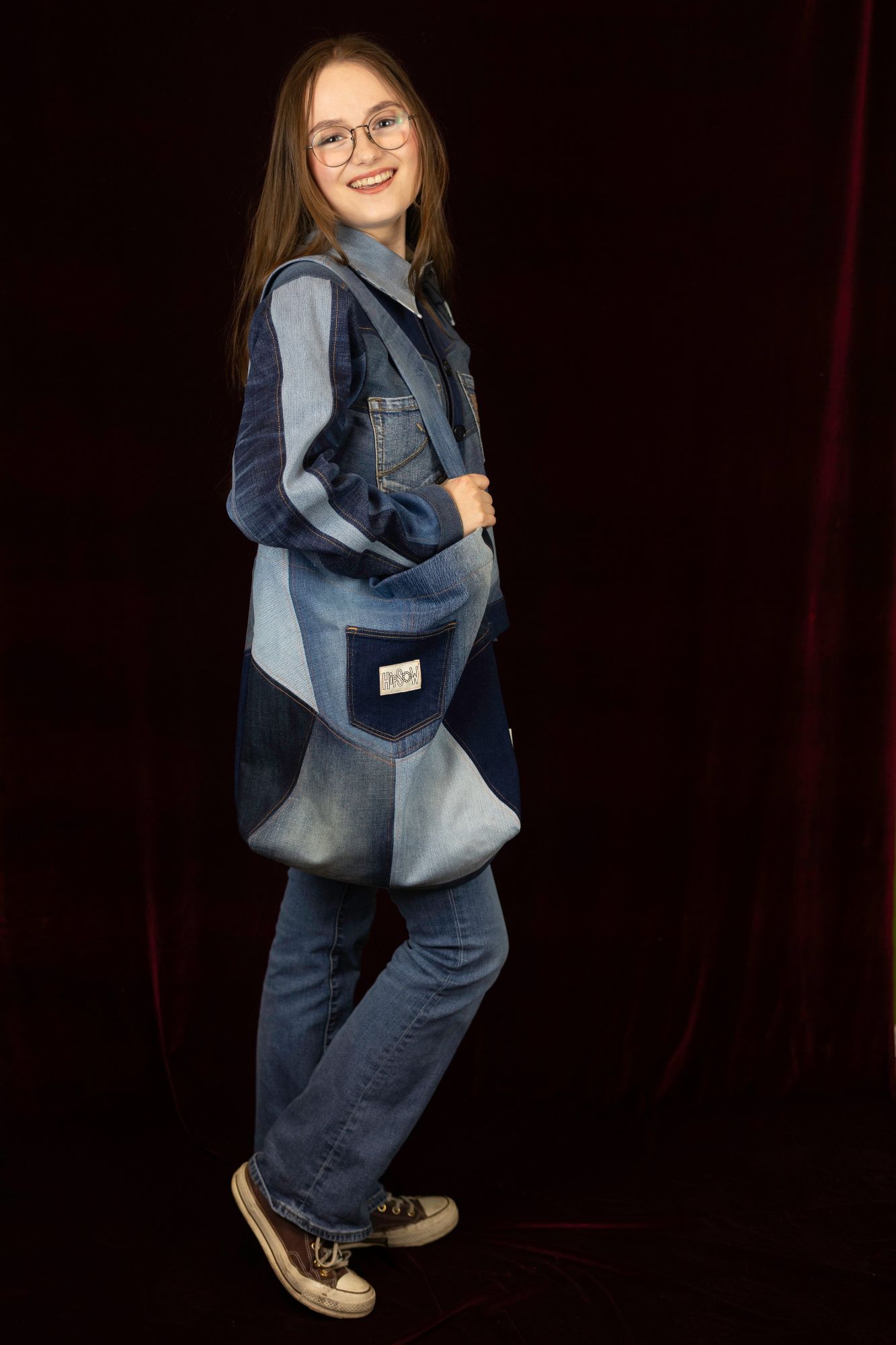 Model im Jeanslook mit HipSoW Tragetasche