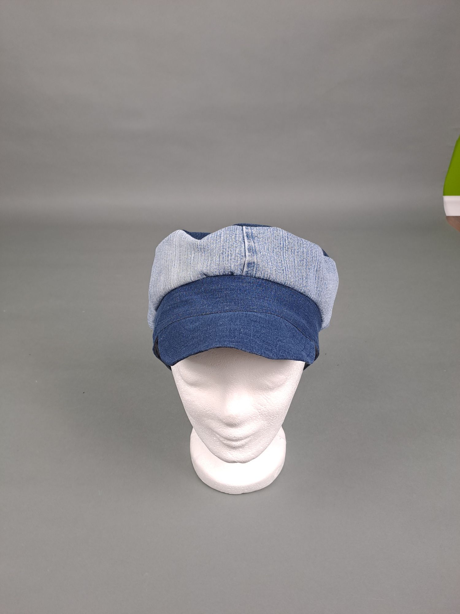 Schiffermütze Jeans auf Kopf