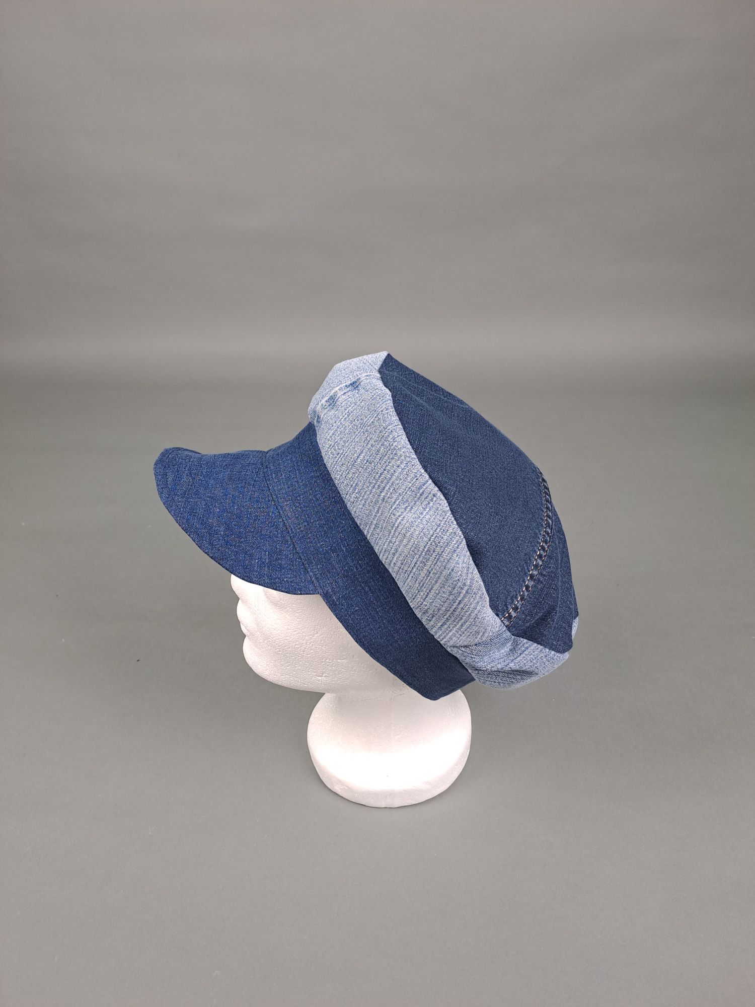 Schiffermütze Jeans auf Kopf