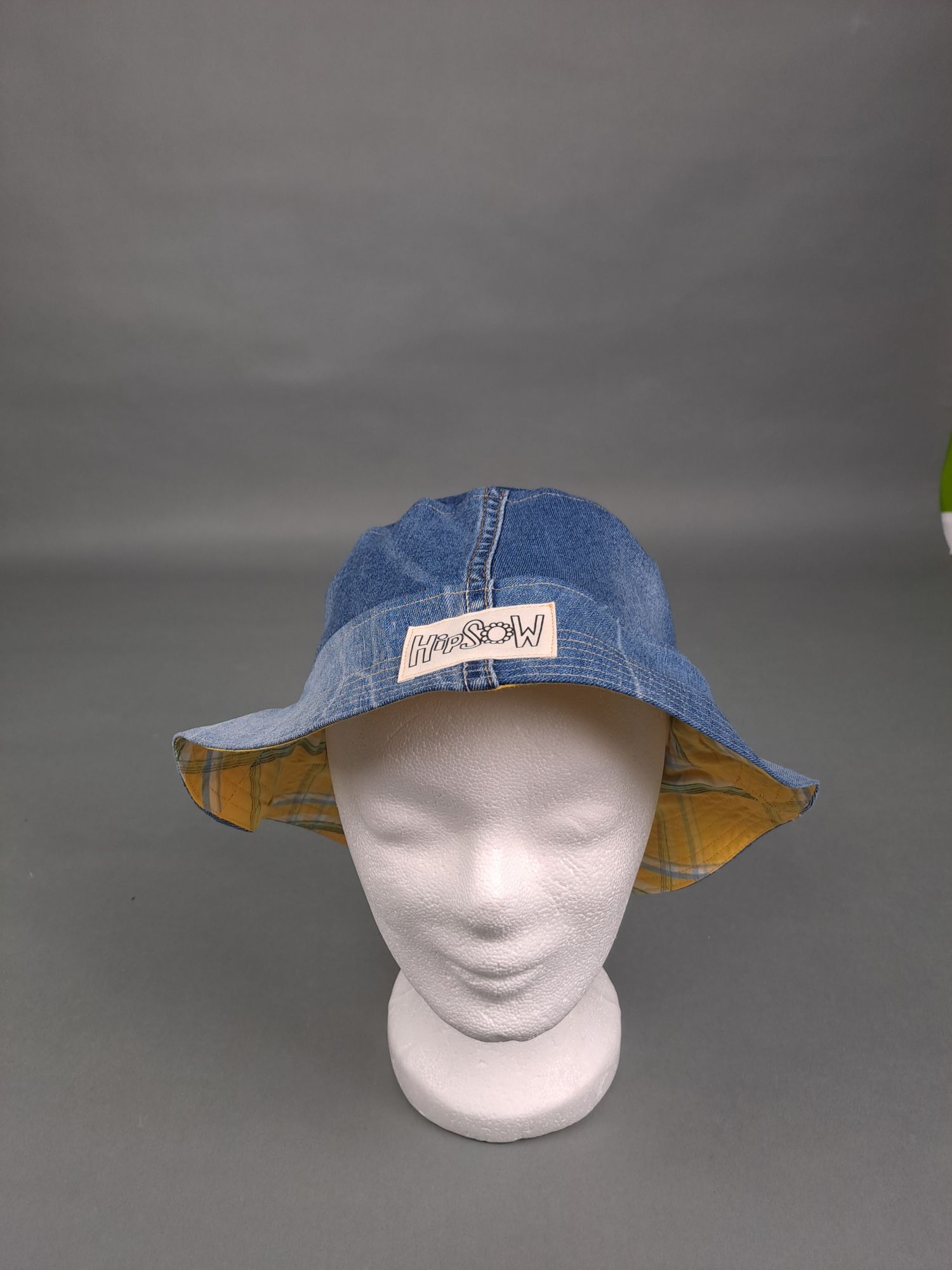 Bucket Hat recycelt auf Kopf aus Jeans