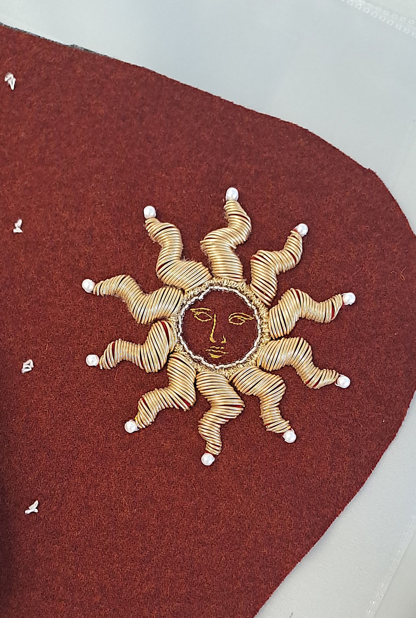 Goldstickerei - Diese Sonne habe ich in acht Stunden Handarbeit auf den Reverskragen meines Meisterstücks…