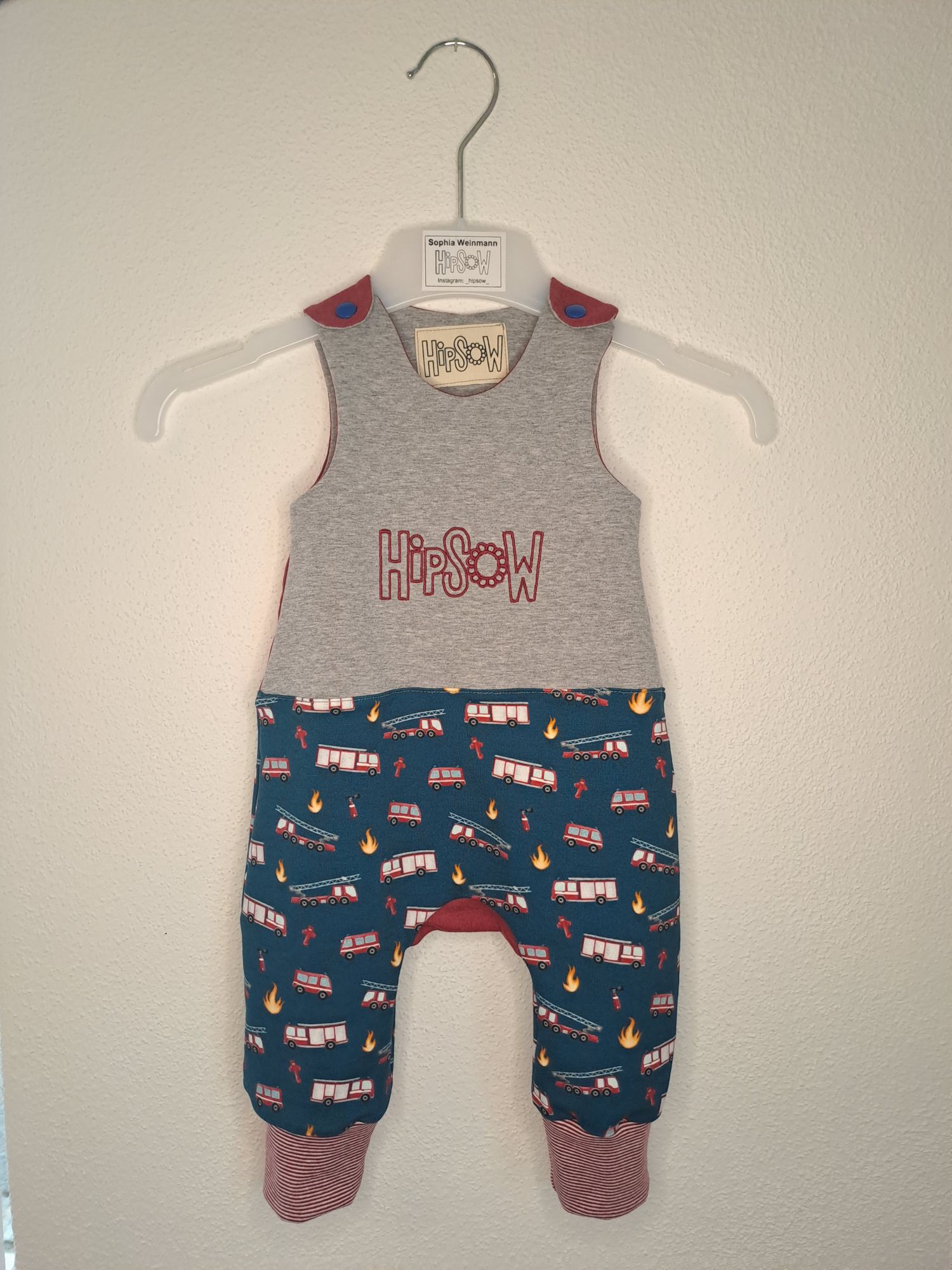 Babykleidung - ein süßer Strampler mit Feuerwehrautos.