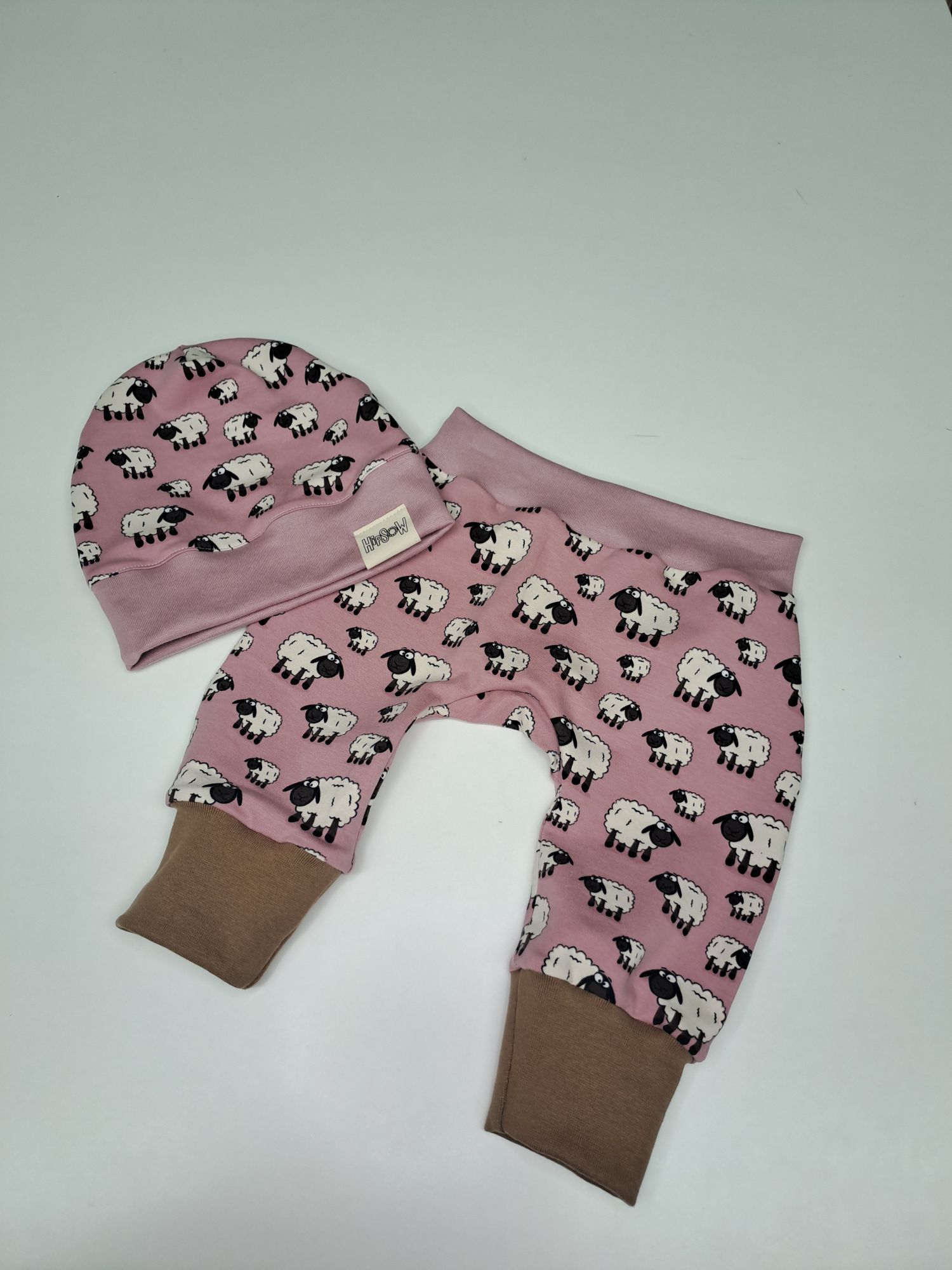 Babykleidung - süße Schäfchen Pumphose mit passender Mütze.