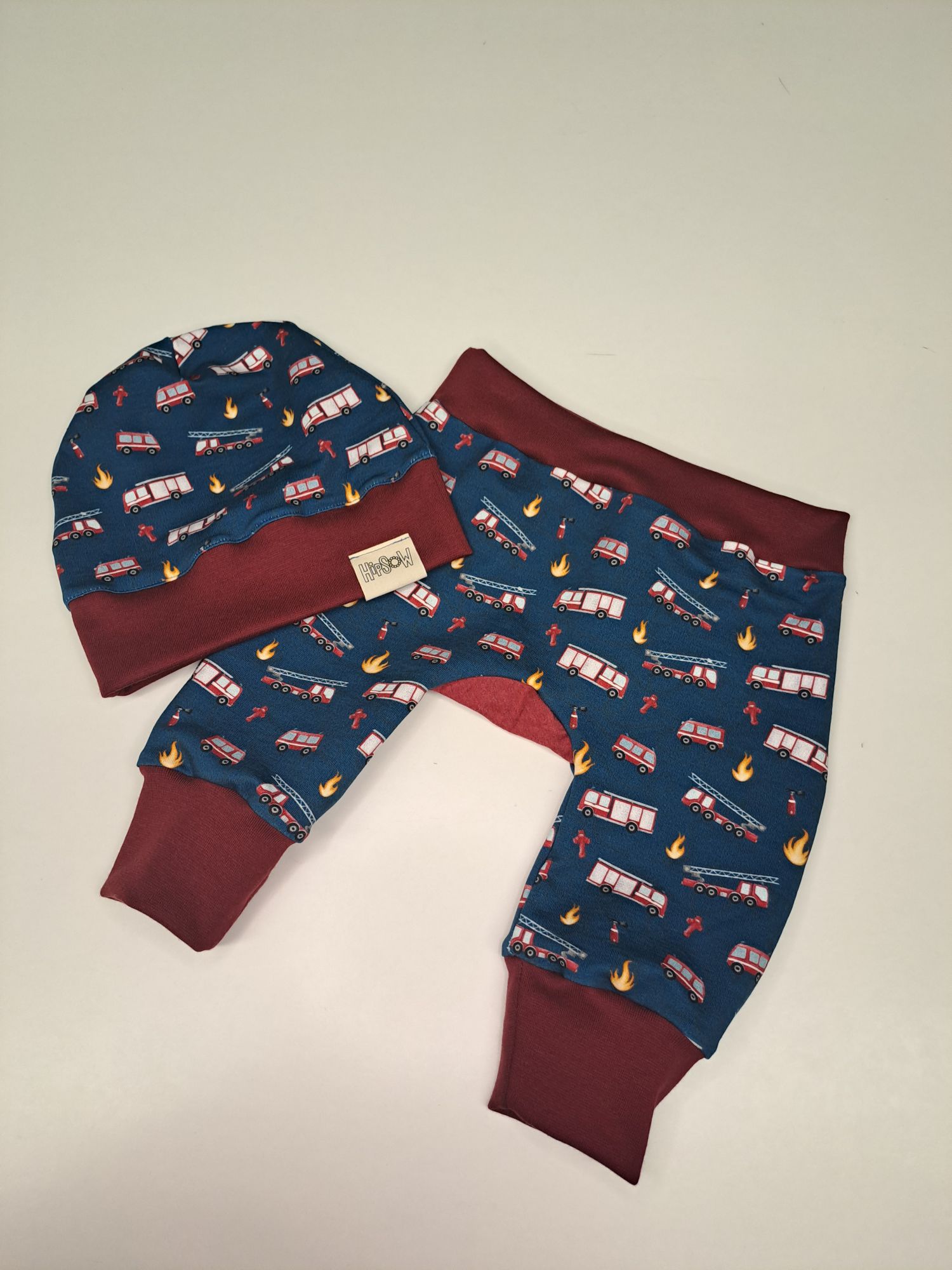 Babykleidung - süße Feuerwehr Pumphose mit passender Mütze.