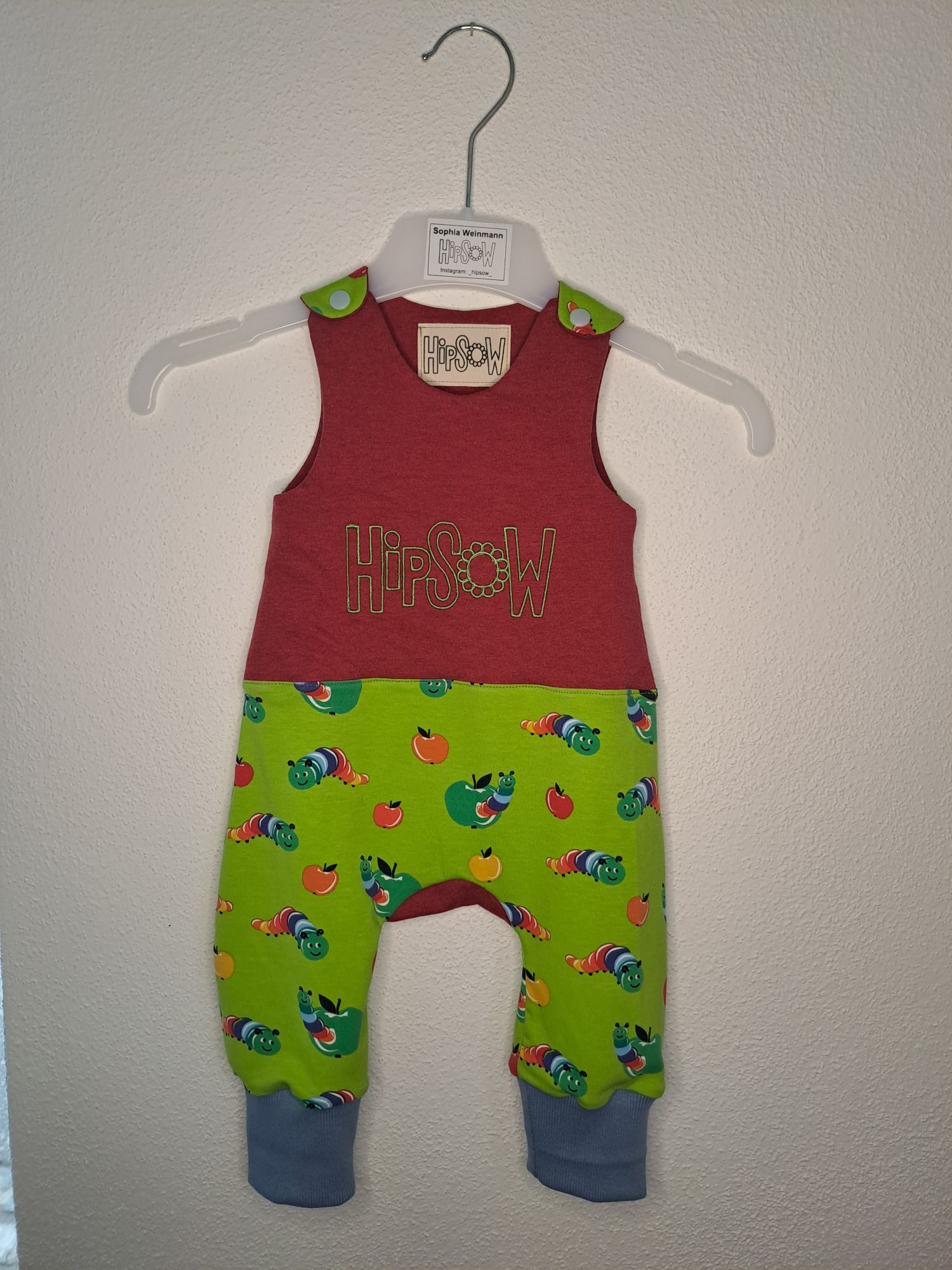 Babykleidung - ein süßer Strampler mit der Raupe Nimmersatt.