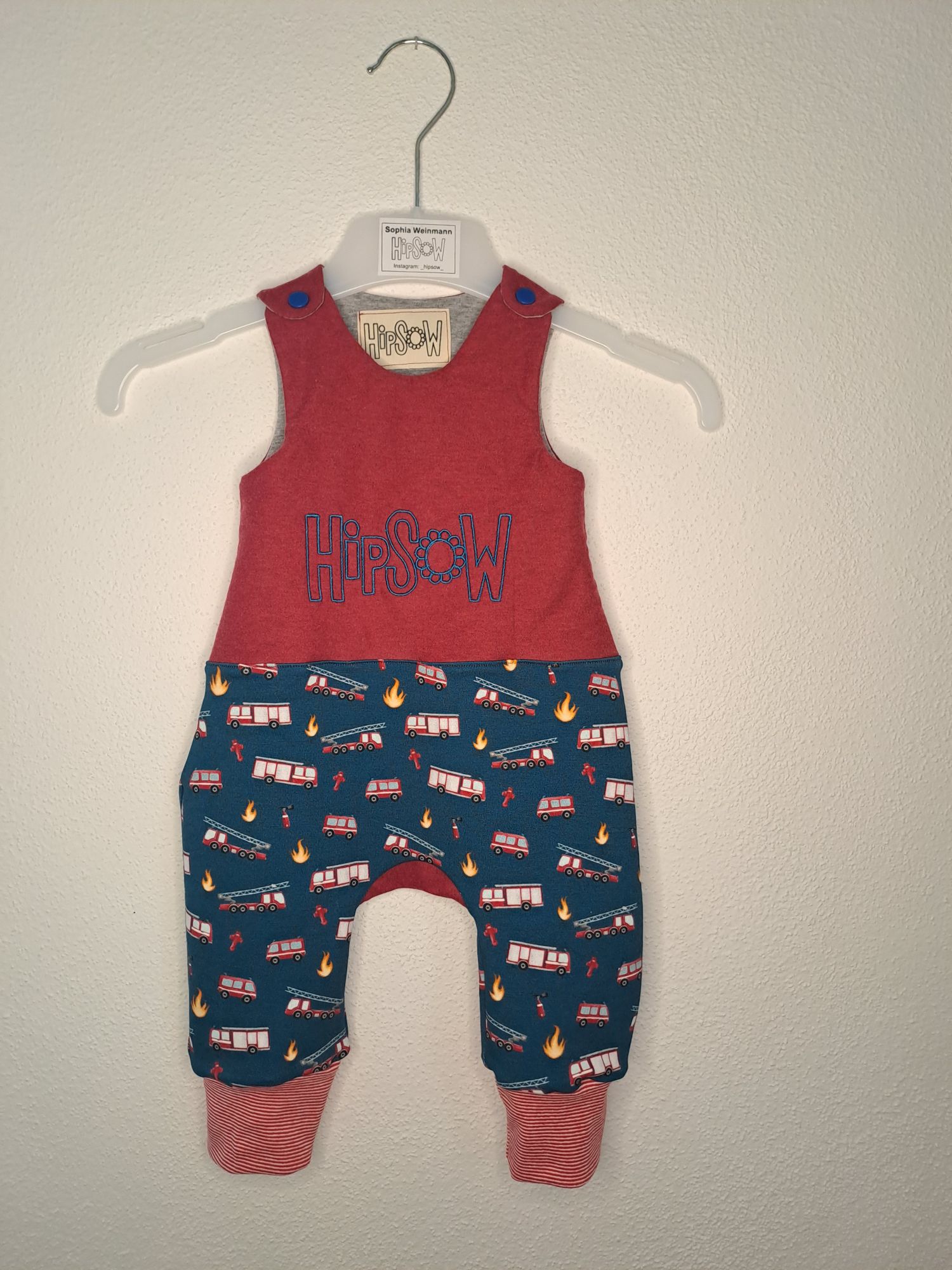 Babykleidung - ein süßer Strampler mit Feuerwehrautos.