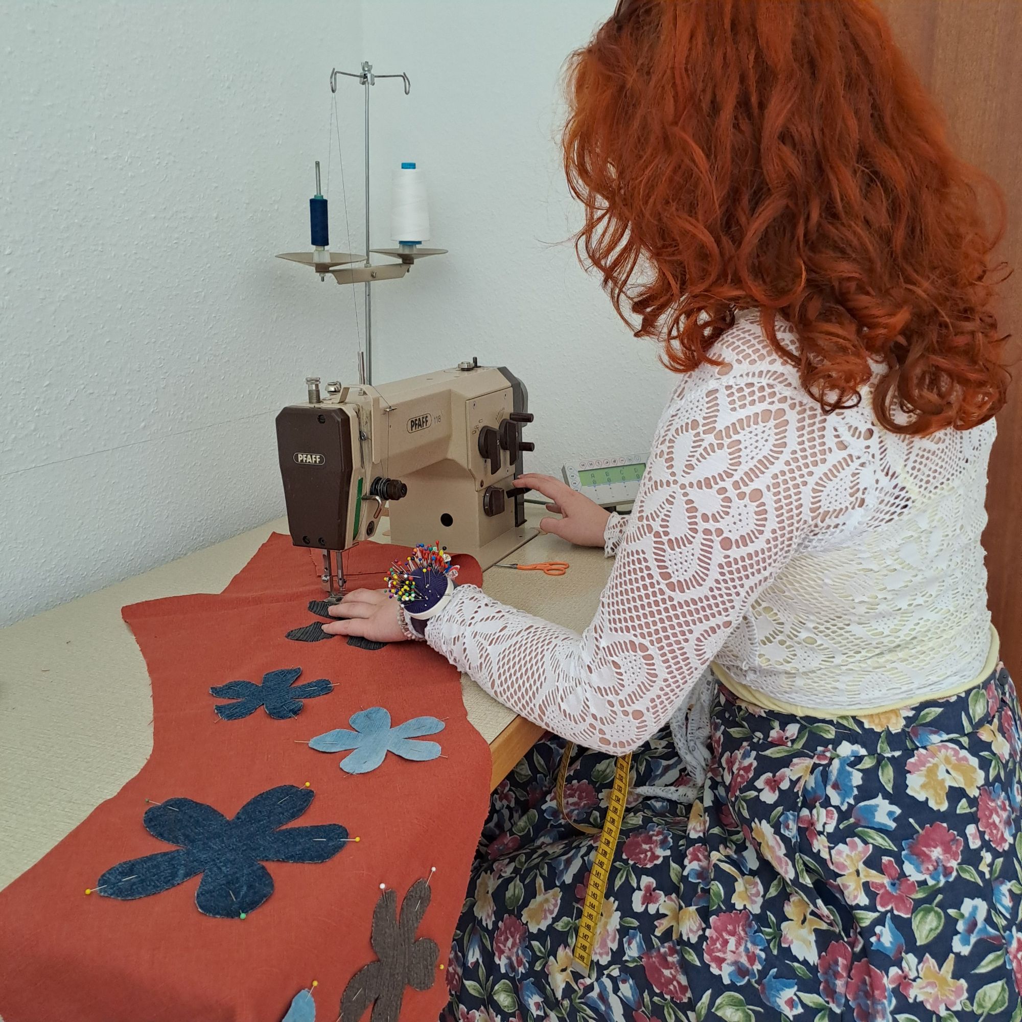 Ich beim Nähen - Hier nähe ich eine Schlaghose meiner Abschlusskollektion der Ausbildung mit Blumen aus al…